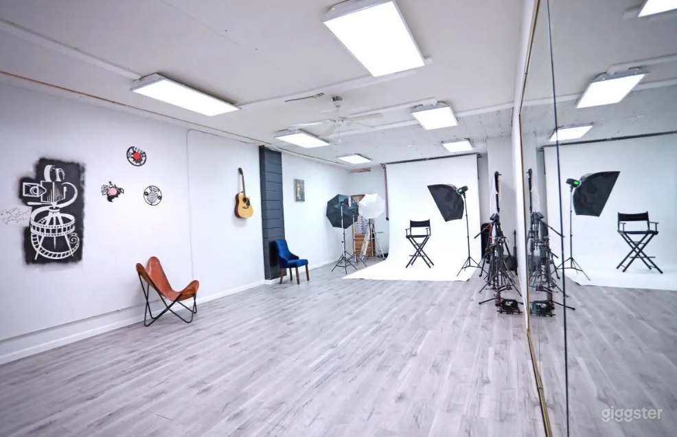 Creative, Cozy Studio in Glendale Photo 1