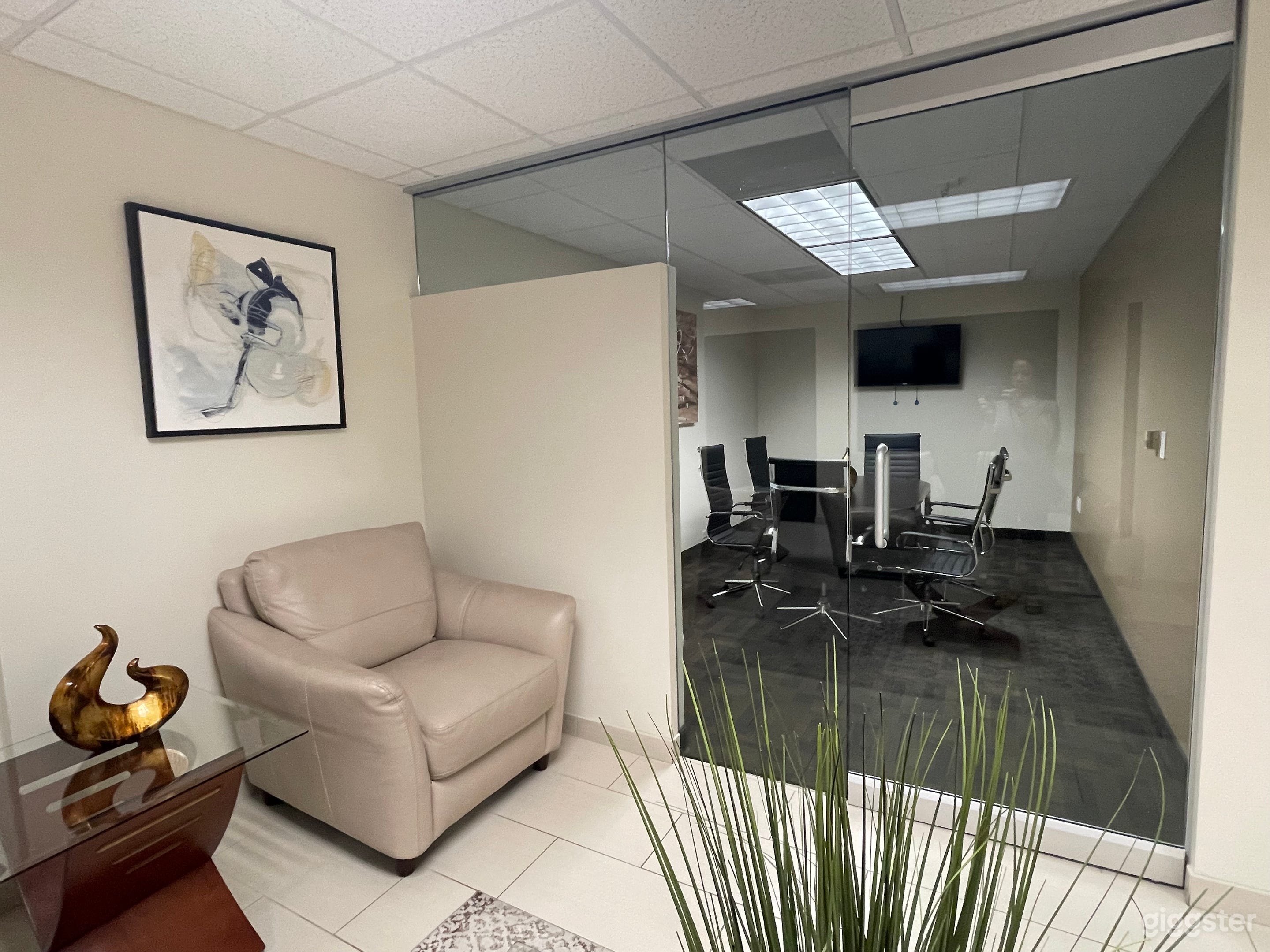Suite 700: Small Conference Room (LAX) Photo 4