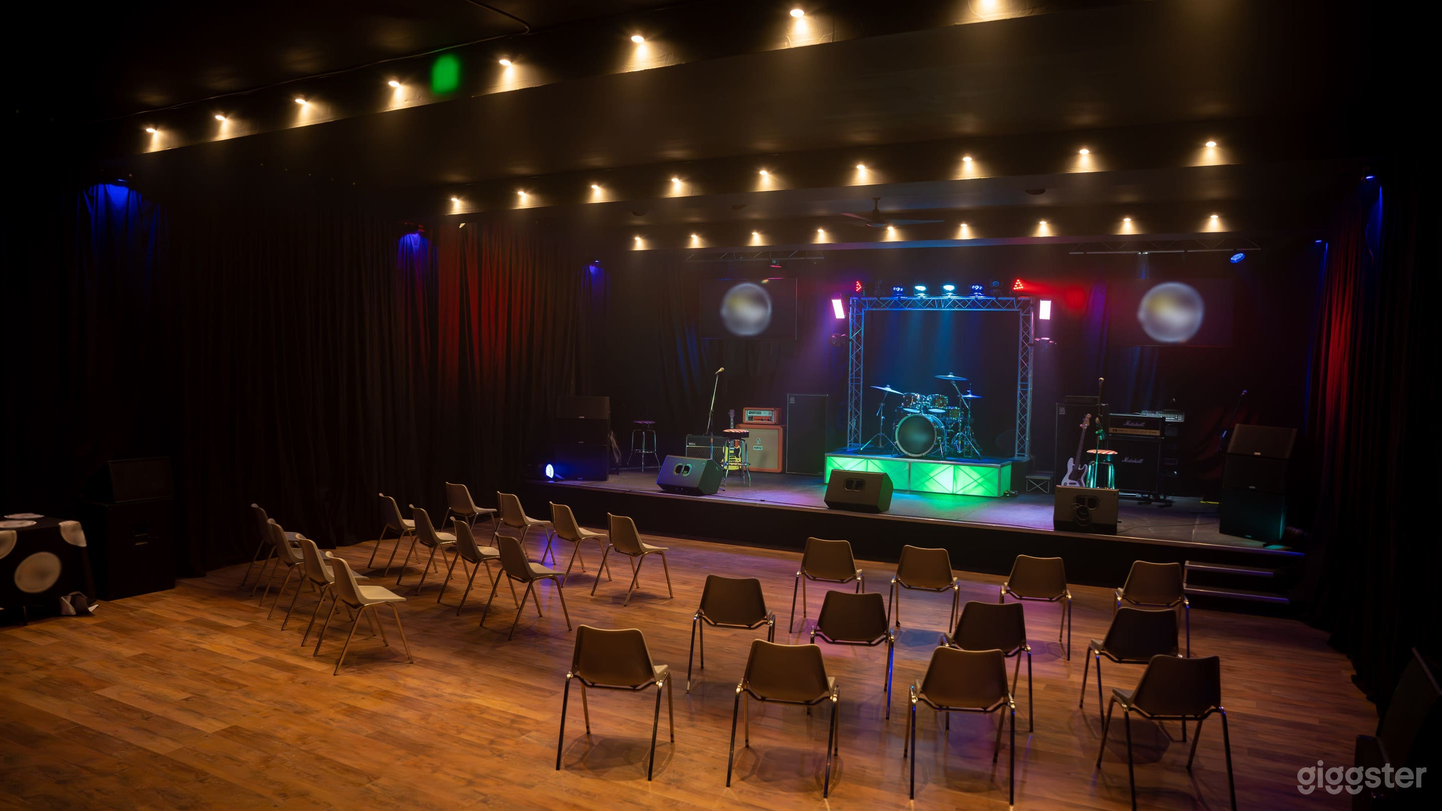 Showcase Room Photo 1