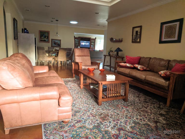  From the front window to the family room 