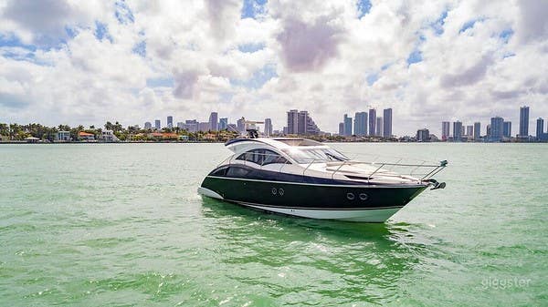 Fashionable 43FT Marquis Party Yacht Space Events Photo 4