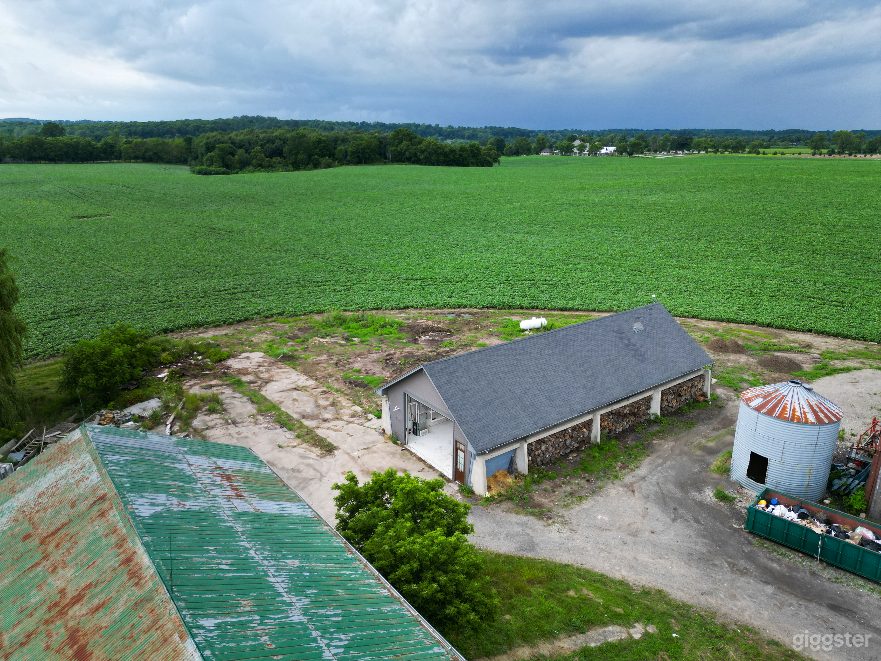 Spacious White Industrial Loft in Drumbo Photo 4