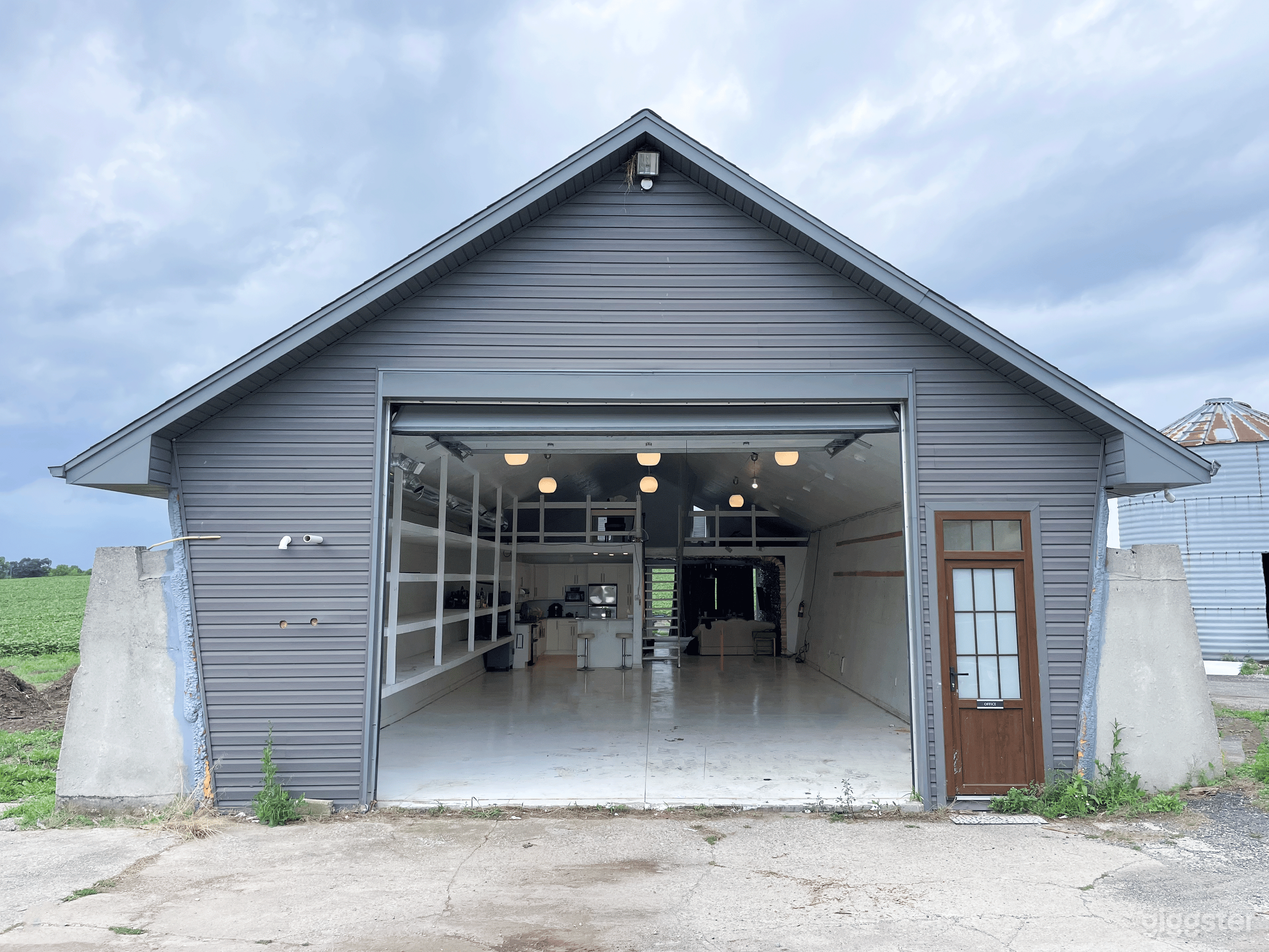 Spacious White Industrial Loft in Drumbo Photo 3