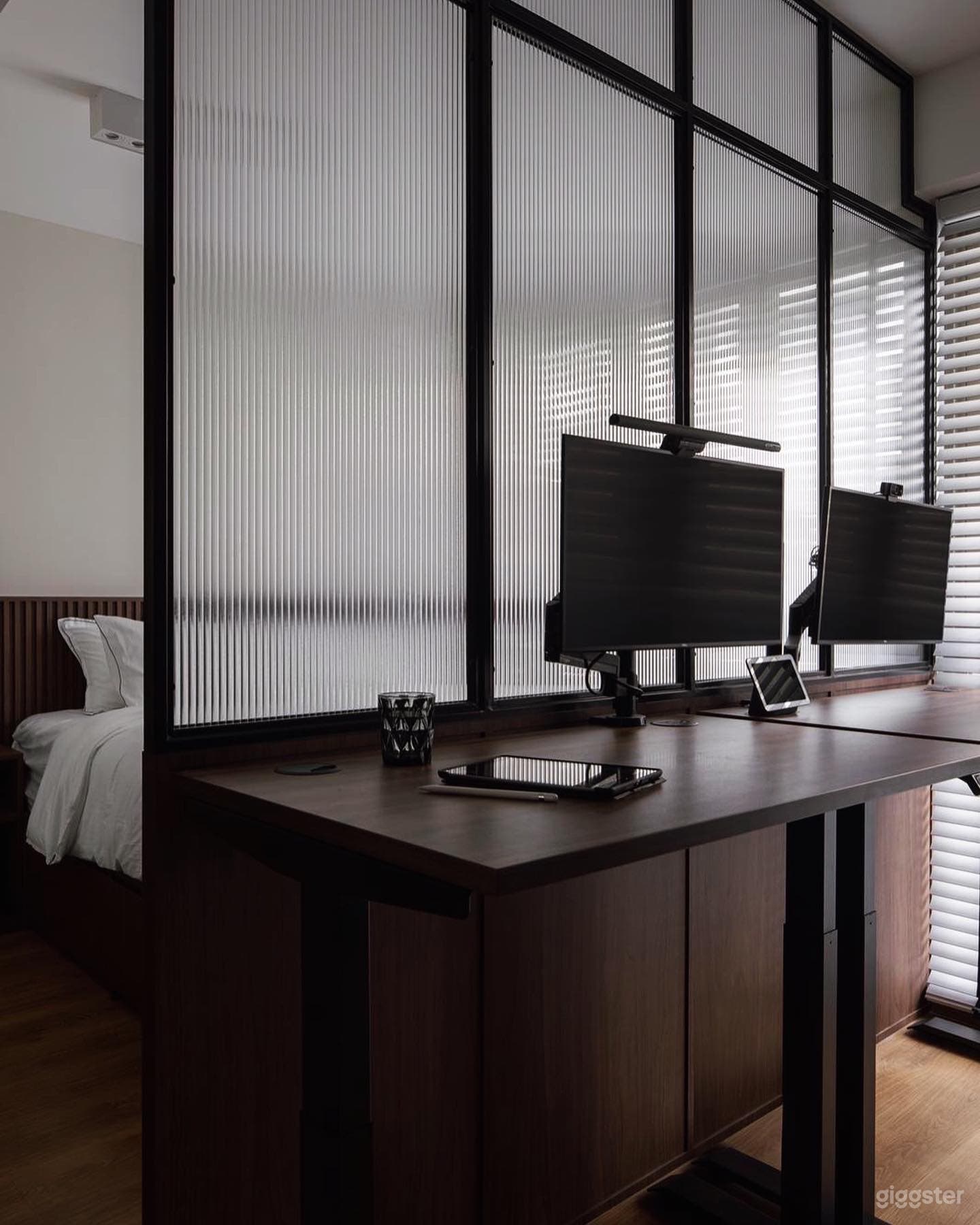Cosy and modern dark/wood theme Photo 2