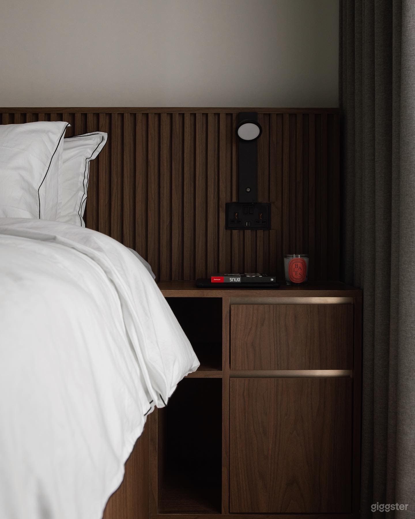 Cosy and modern dark/wood theme Photo 4