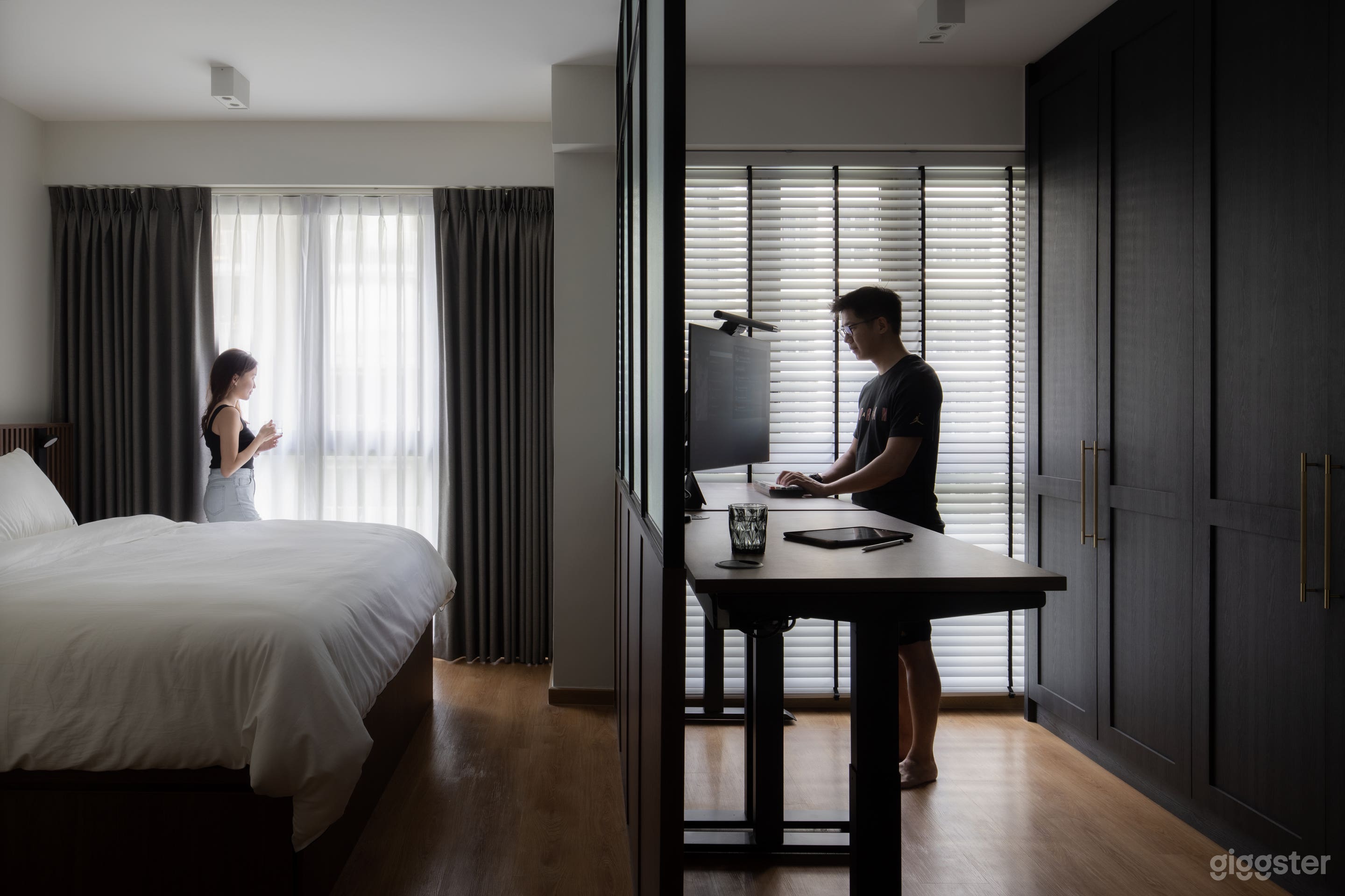 Cosy and modern dark/wood theme Photo 1