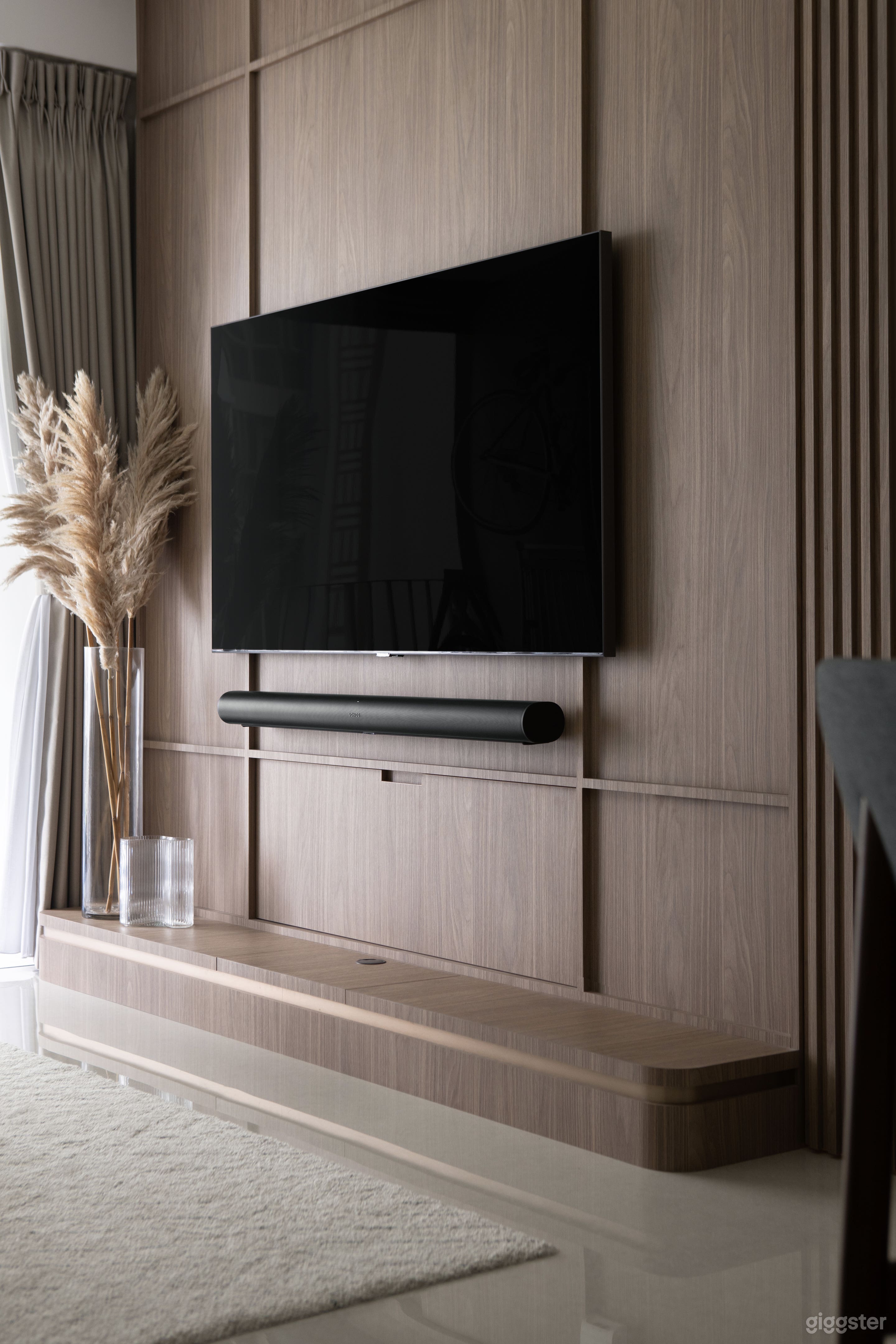 Cosy and modern dark/wood theme Photo 3