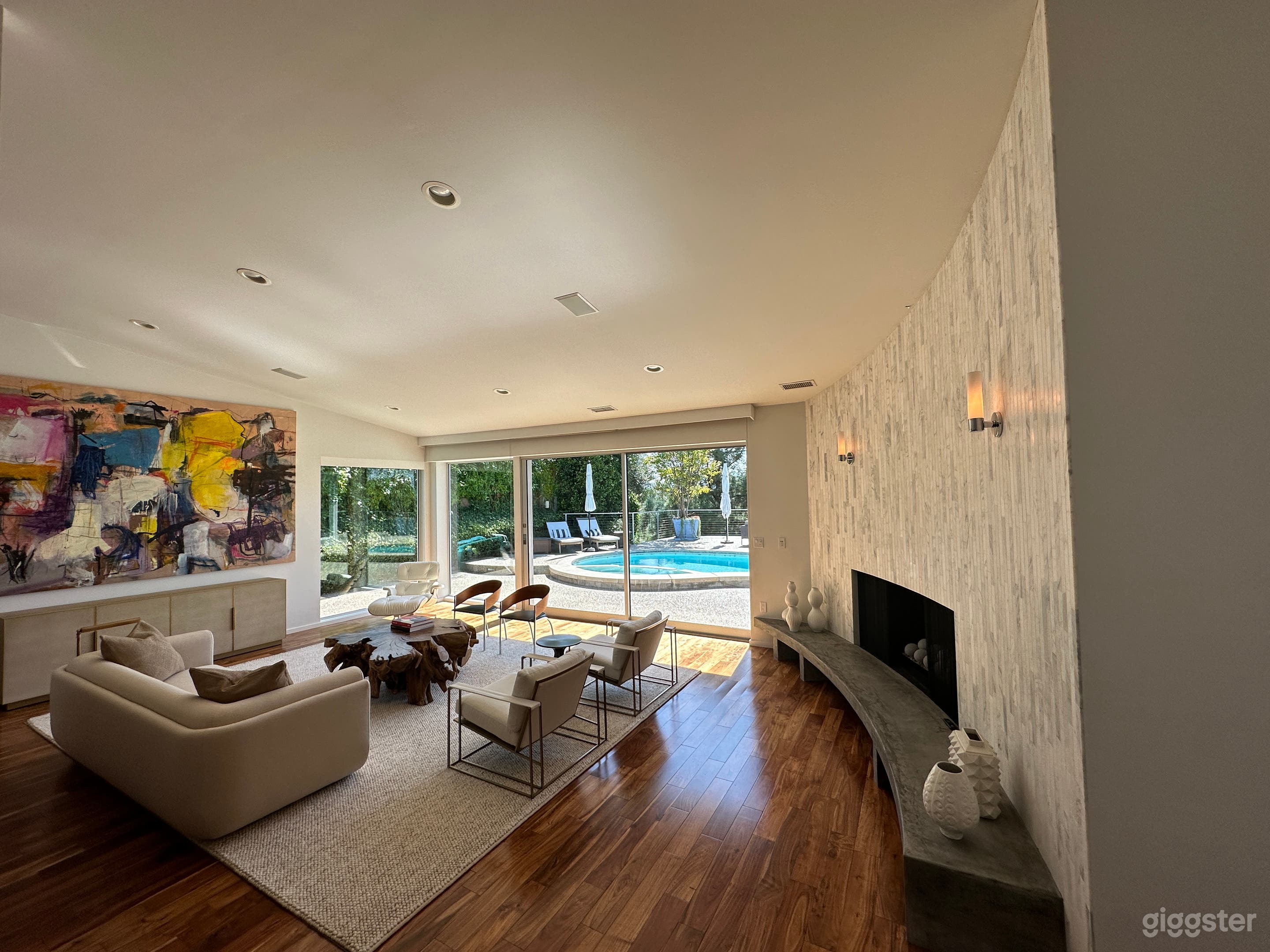 Mid Century Paradise | Art Gallery in a Quiet Neighborhood Photo 2