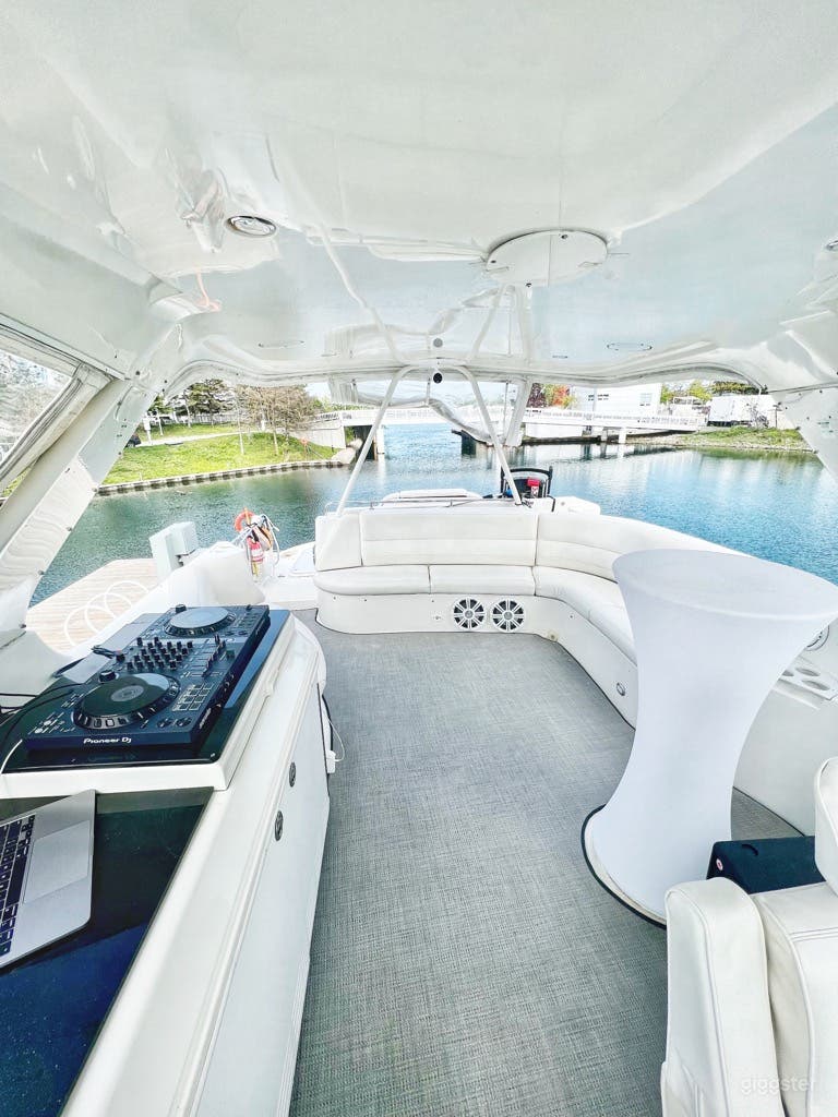 570 Carver Voyager Photo 3