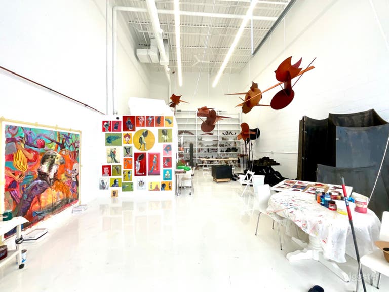  Entrepôt, une pièce ouverte, plafond haut de 28 f. Excellent studio pour la photographie, le cinéma et les arts visuels, avec de nombreux parkings 