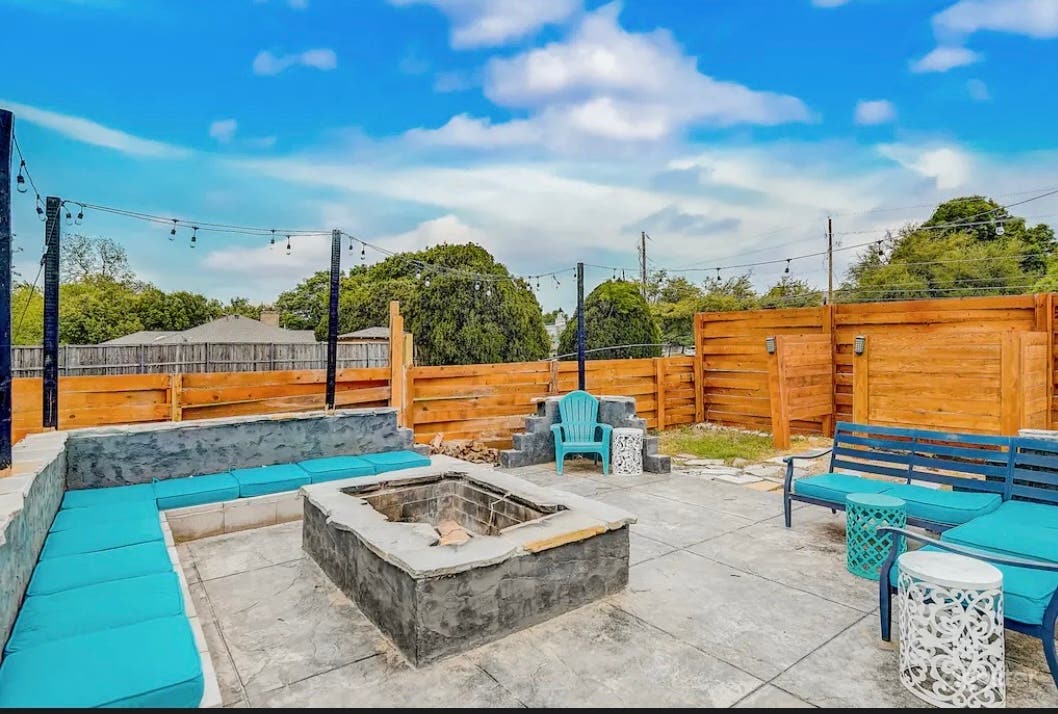 Relaxing Pool with Pool house and Lounge Photo 4