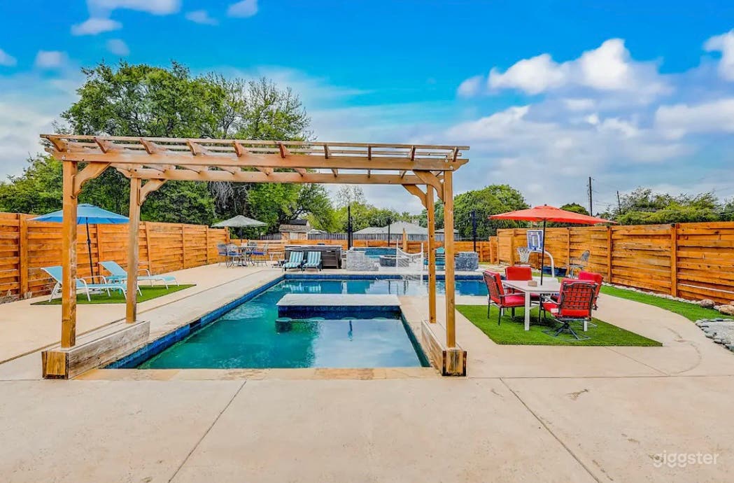 Relaxing Pool with Pool house and Lounge Photo 3