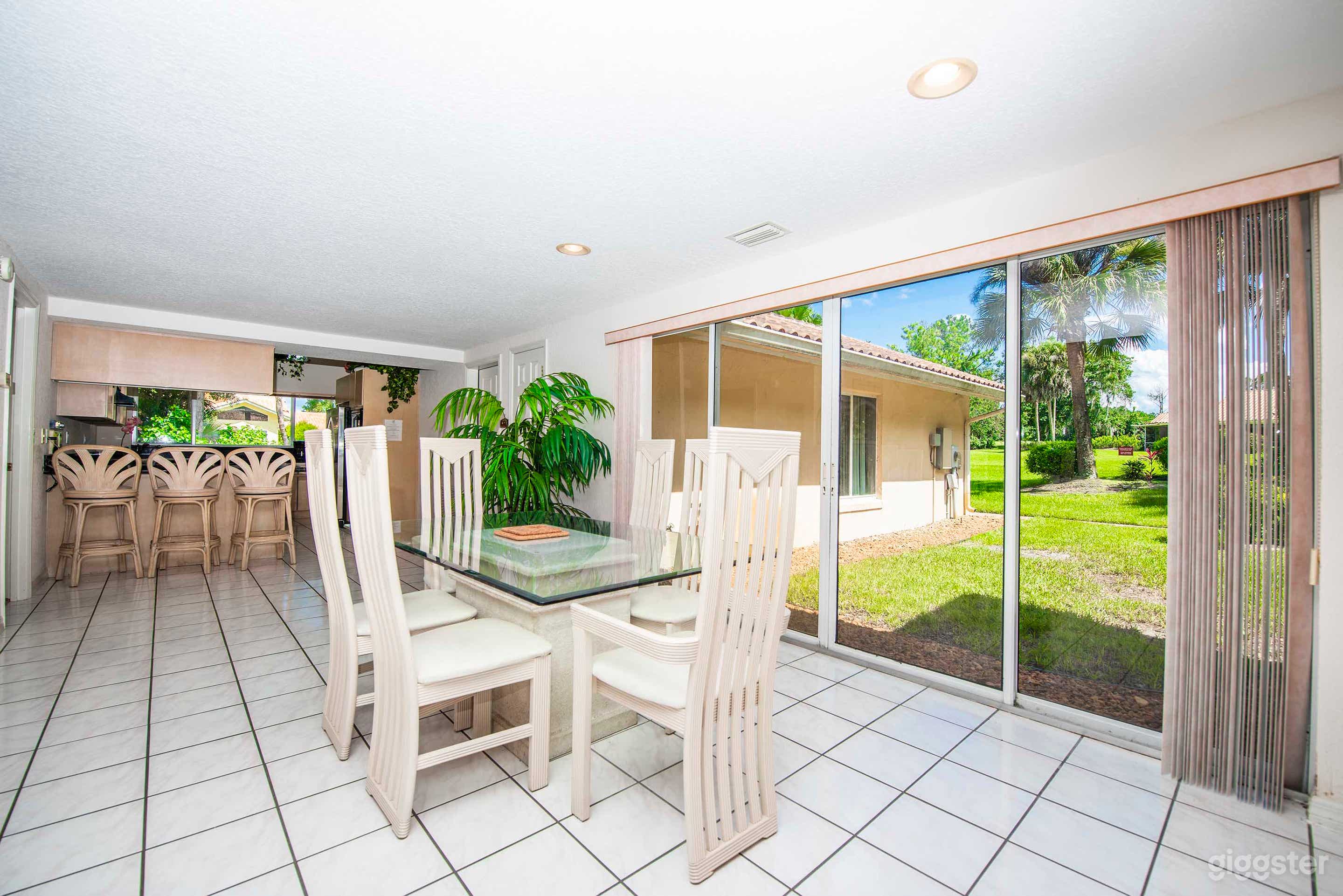 Bright, Modern Split-Level House Photo 4