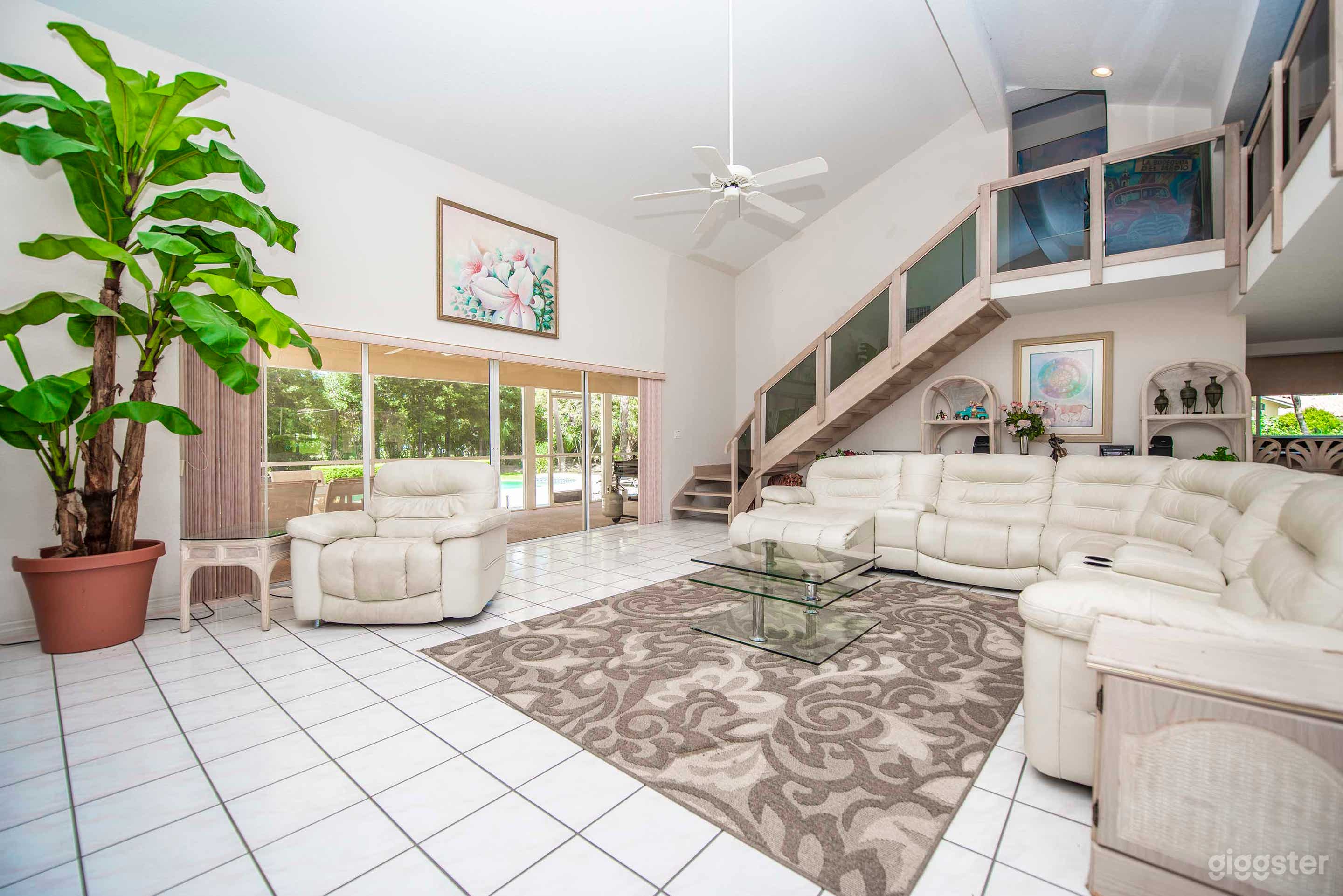 Bright, Modern Split-Level House Photo 3