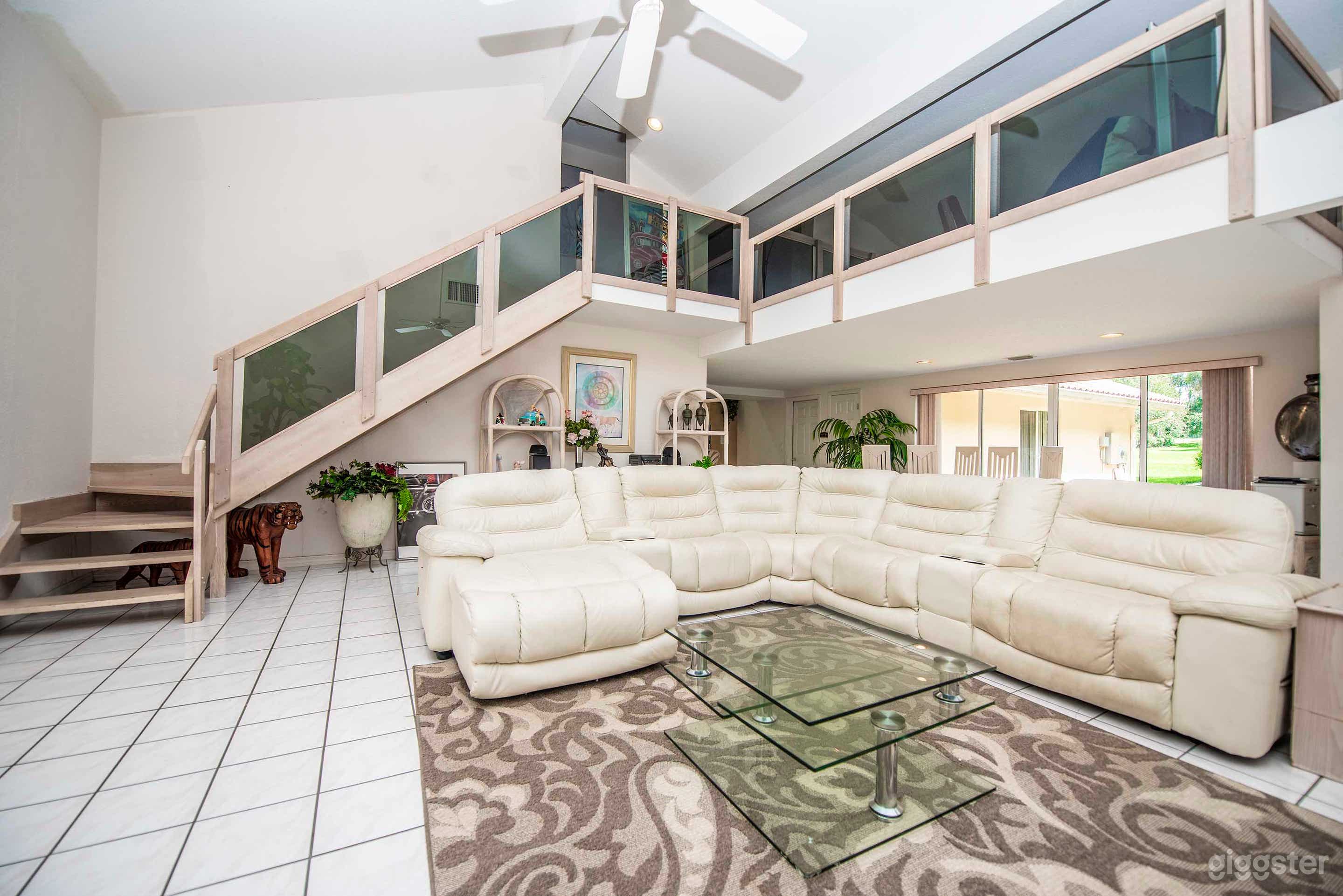 Bright, Modern Split-Level House Photo 2