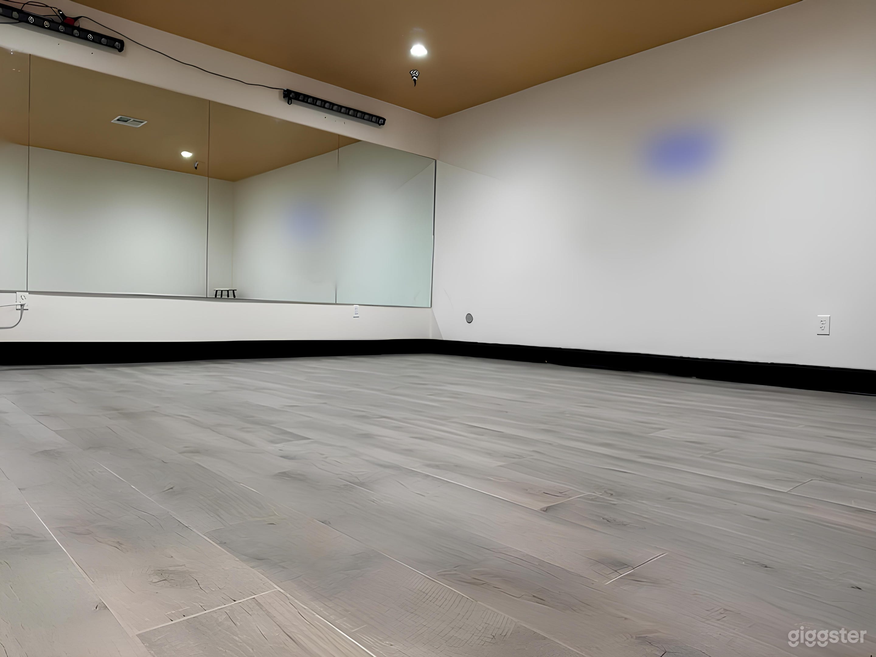 Private Room Dance Studio Photo 1