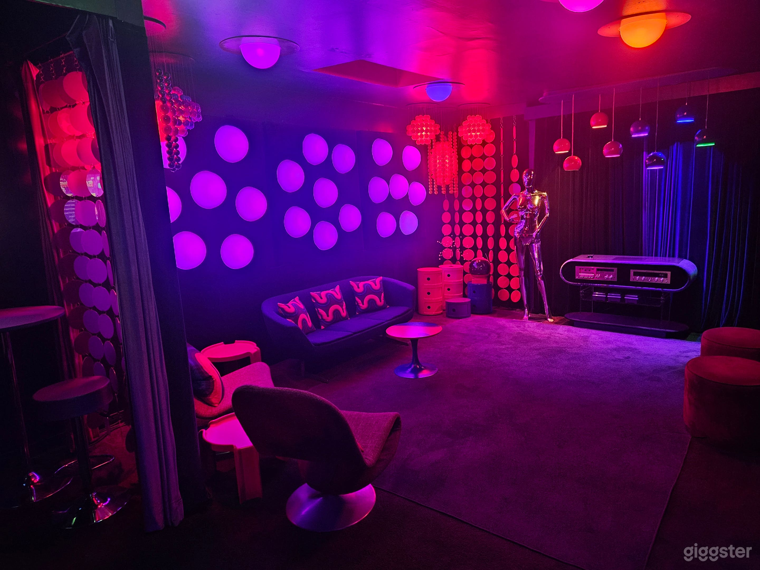 70's Space Age Rooftop Loft with CityViews/Parking/Security Photo 1