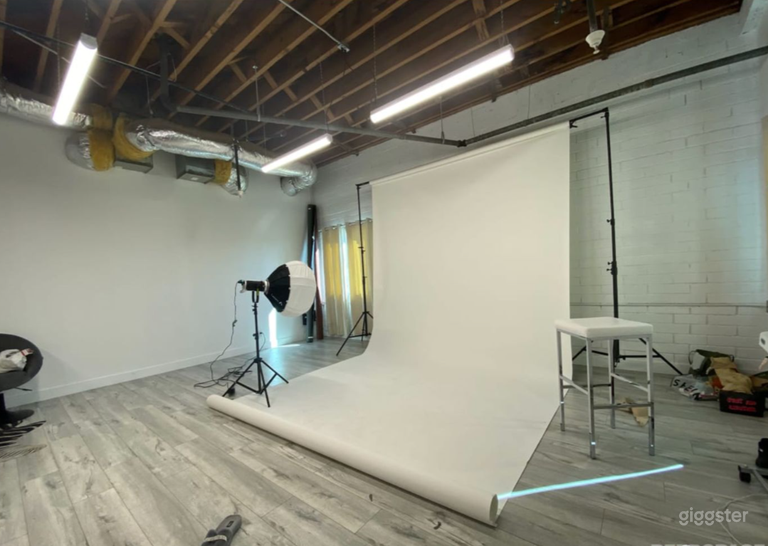  Beautiful Beverly Hills Bright Studio  