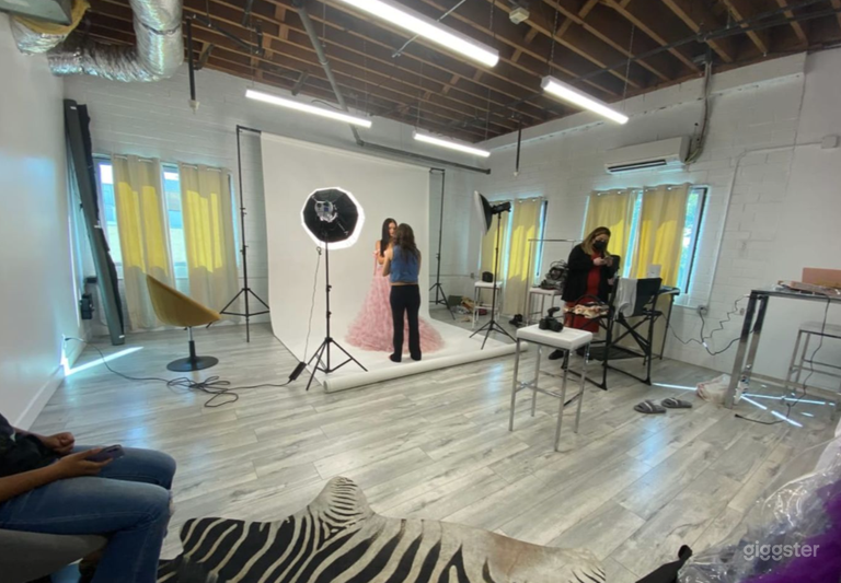  Beautiful Beverly Hills Bright Studio  