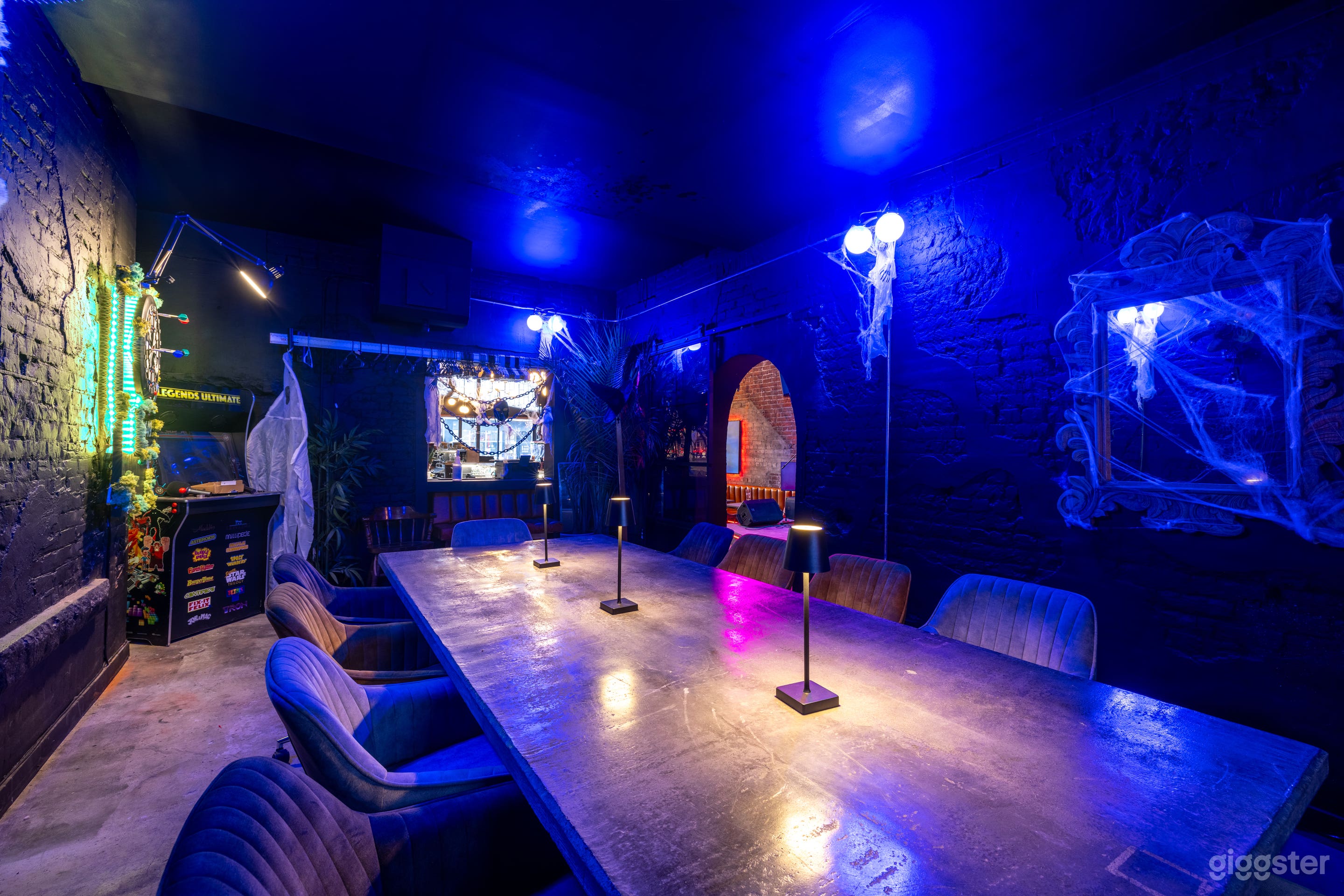 Photo de Lieu d'événement privé au centre-ville avec bar, scène et patio 3