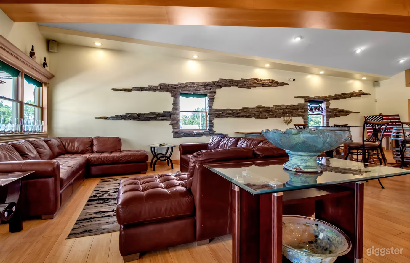 Contemporary Tasting Room Photo 2