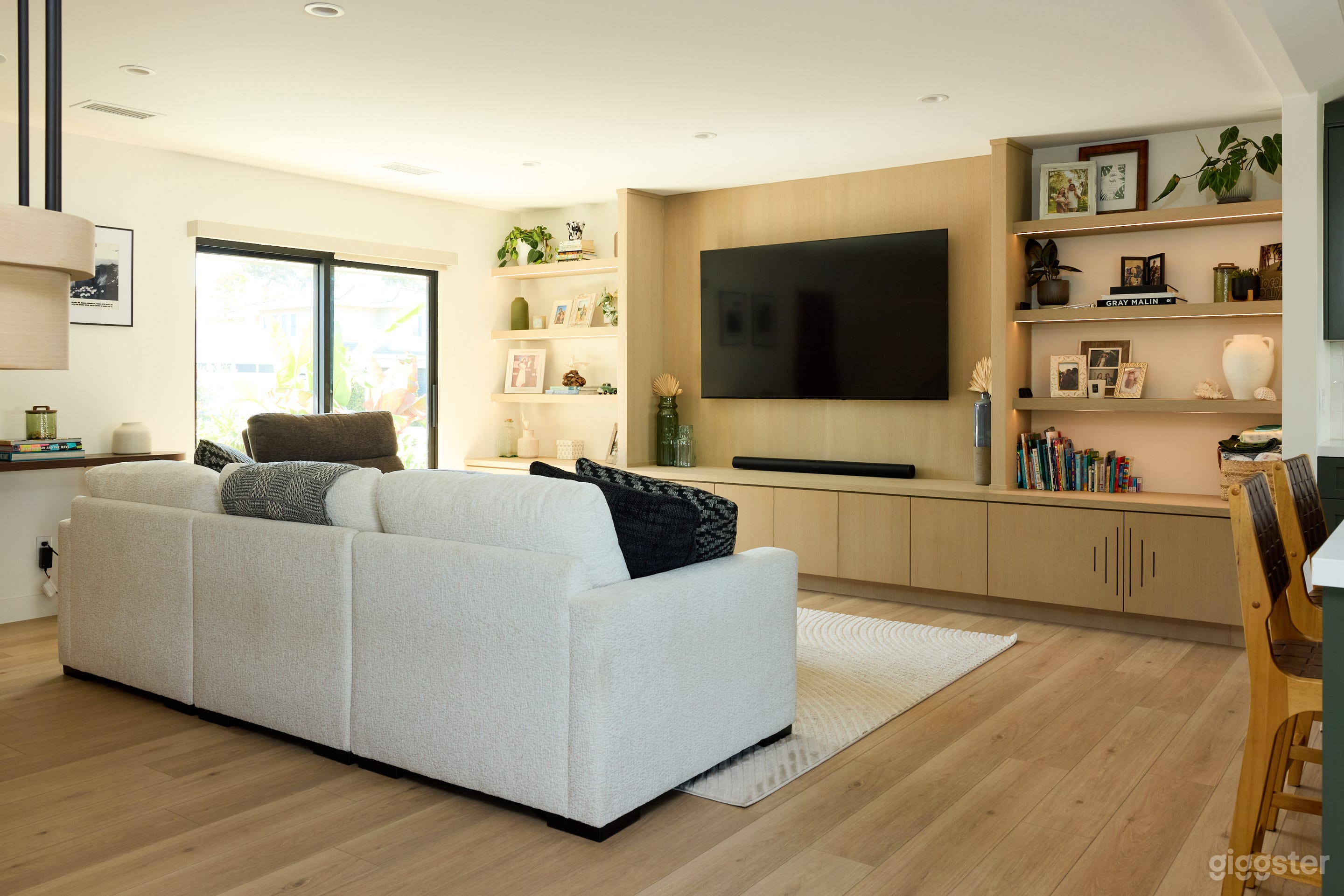 Tropical Modern Traditional Home by the Beach Photo 2
