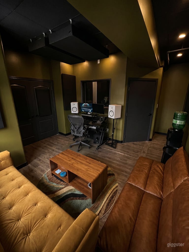  Studio B 