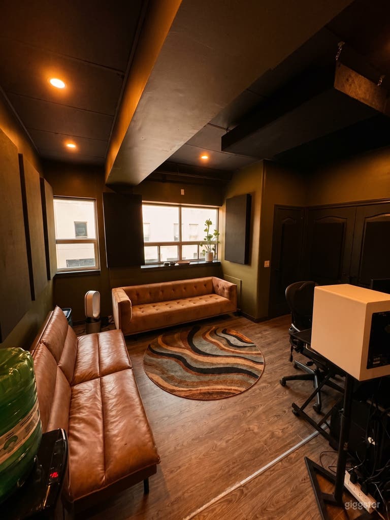  Studio B 