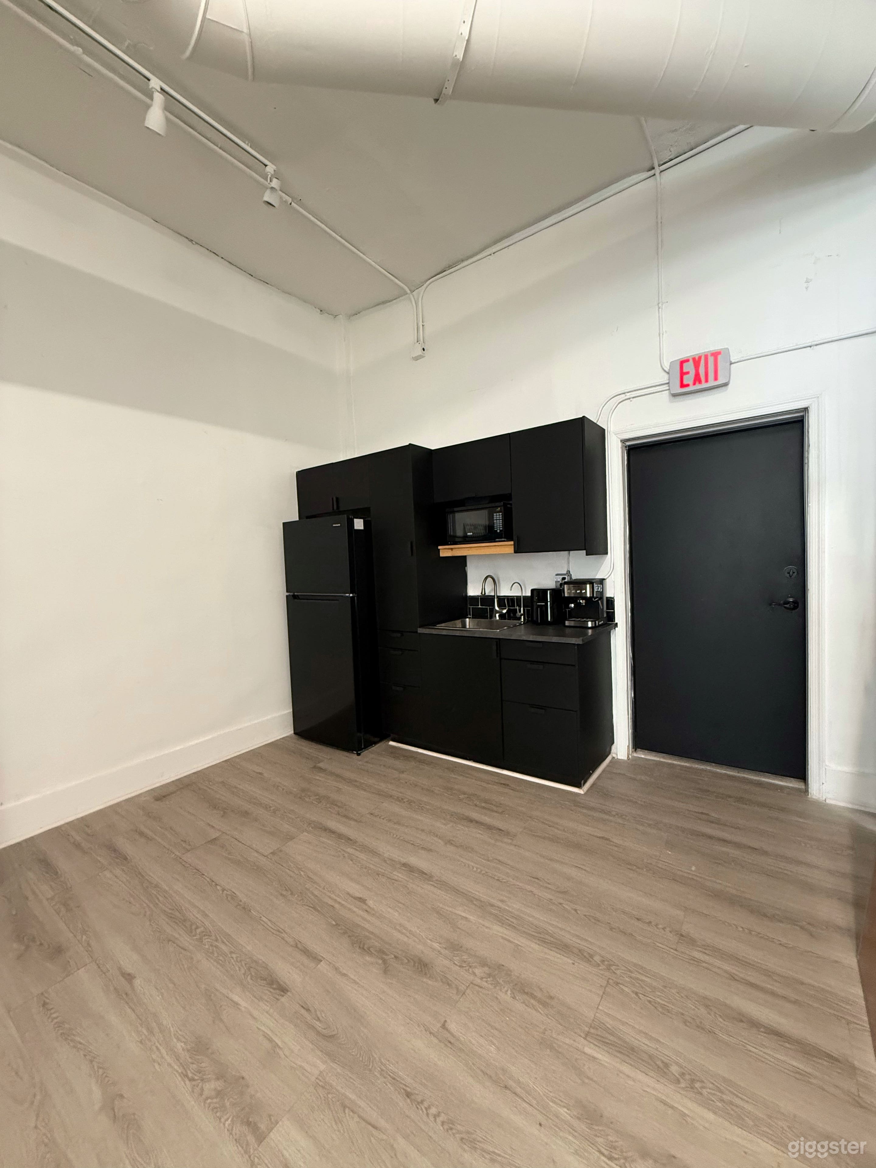 Modern Creative Gallery & Event Space Photo 4