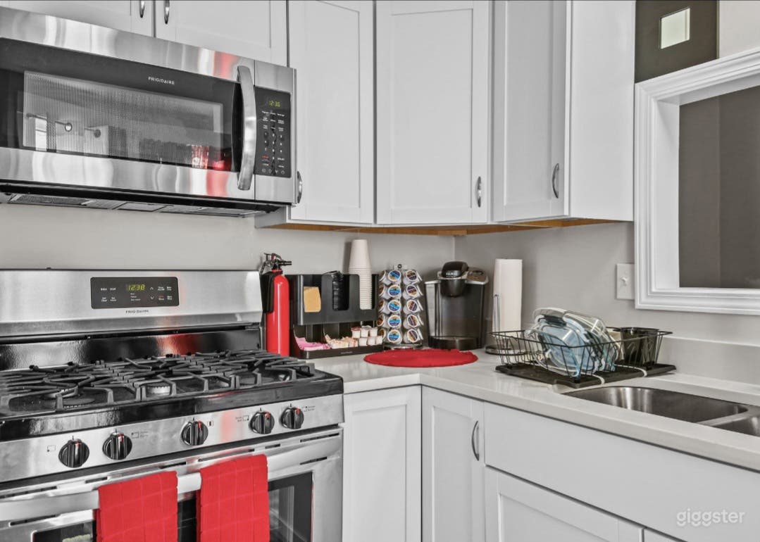 The Saint Paul Fry Street Den Photo 2