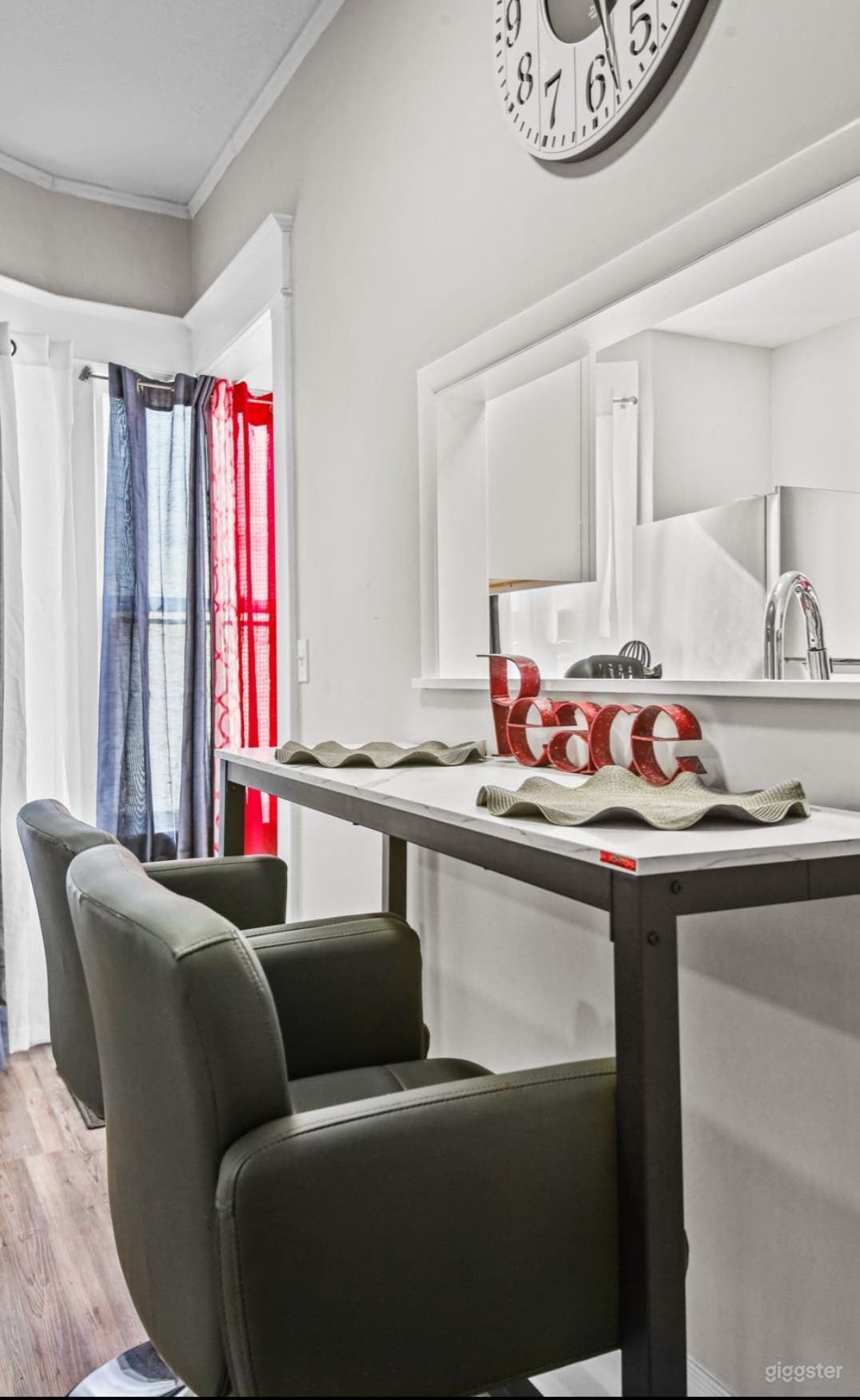 The Saint Paul Fry Street Den Photo 4