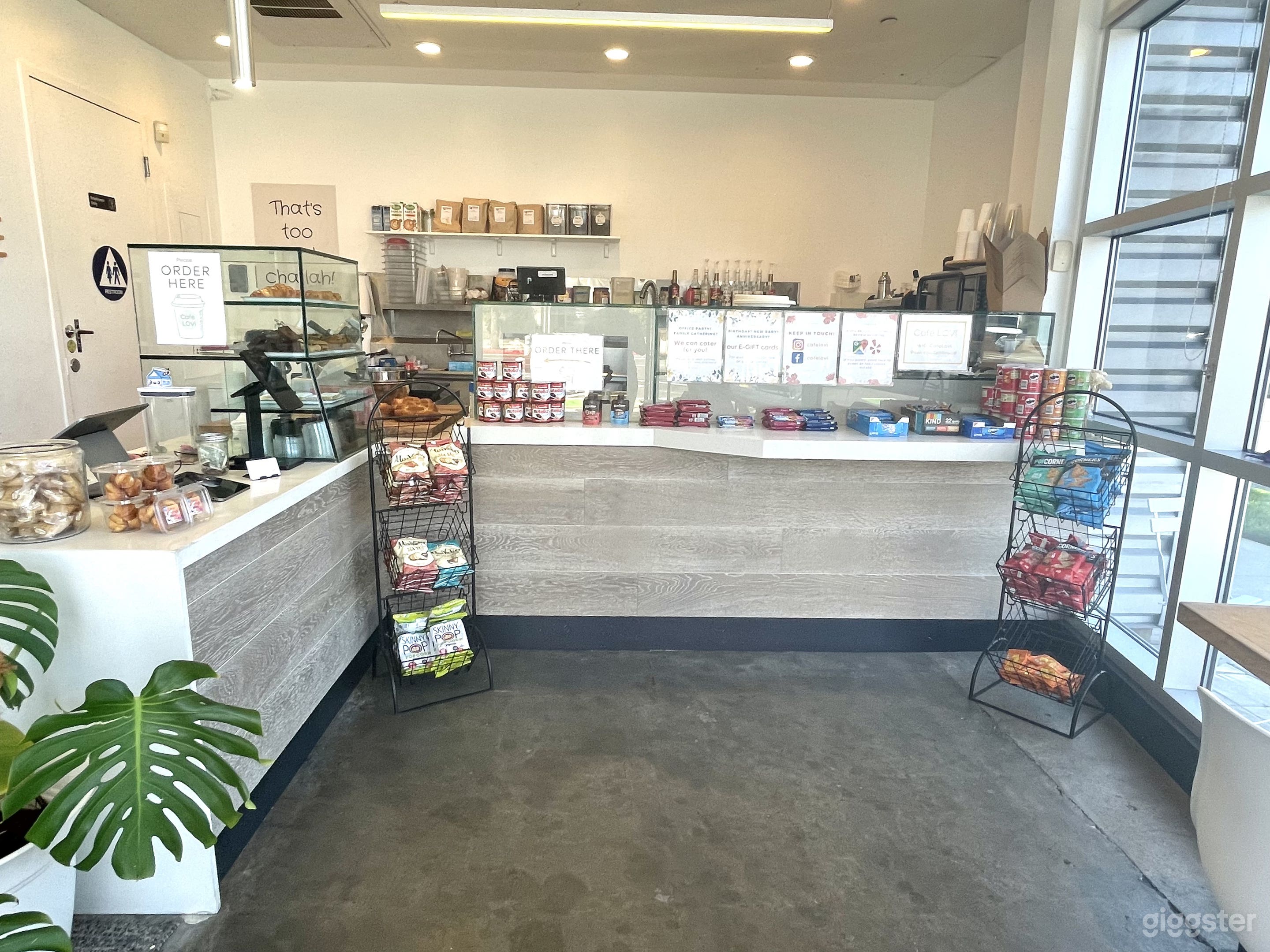 Modern coffee shop Photo 4