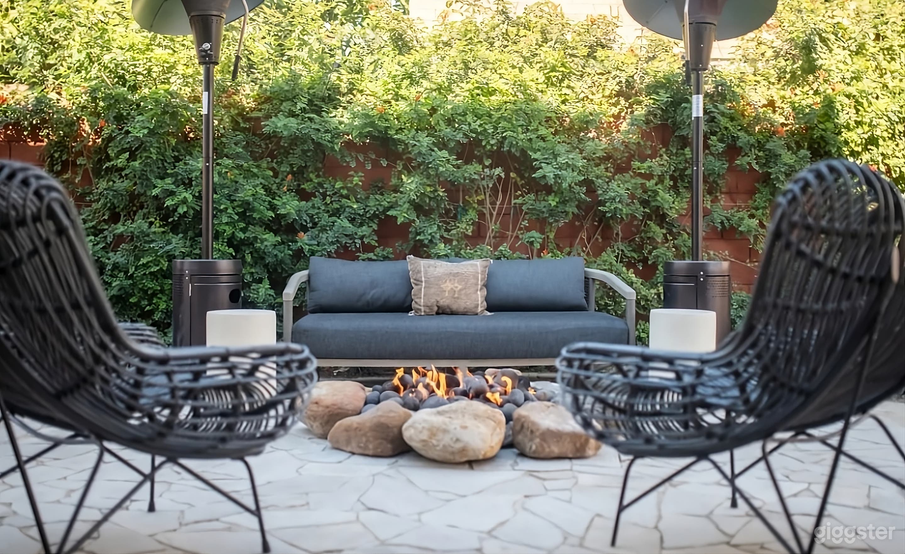 Contemporary and Stylish Backyard Photo 3