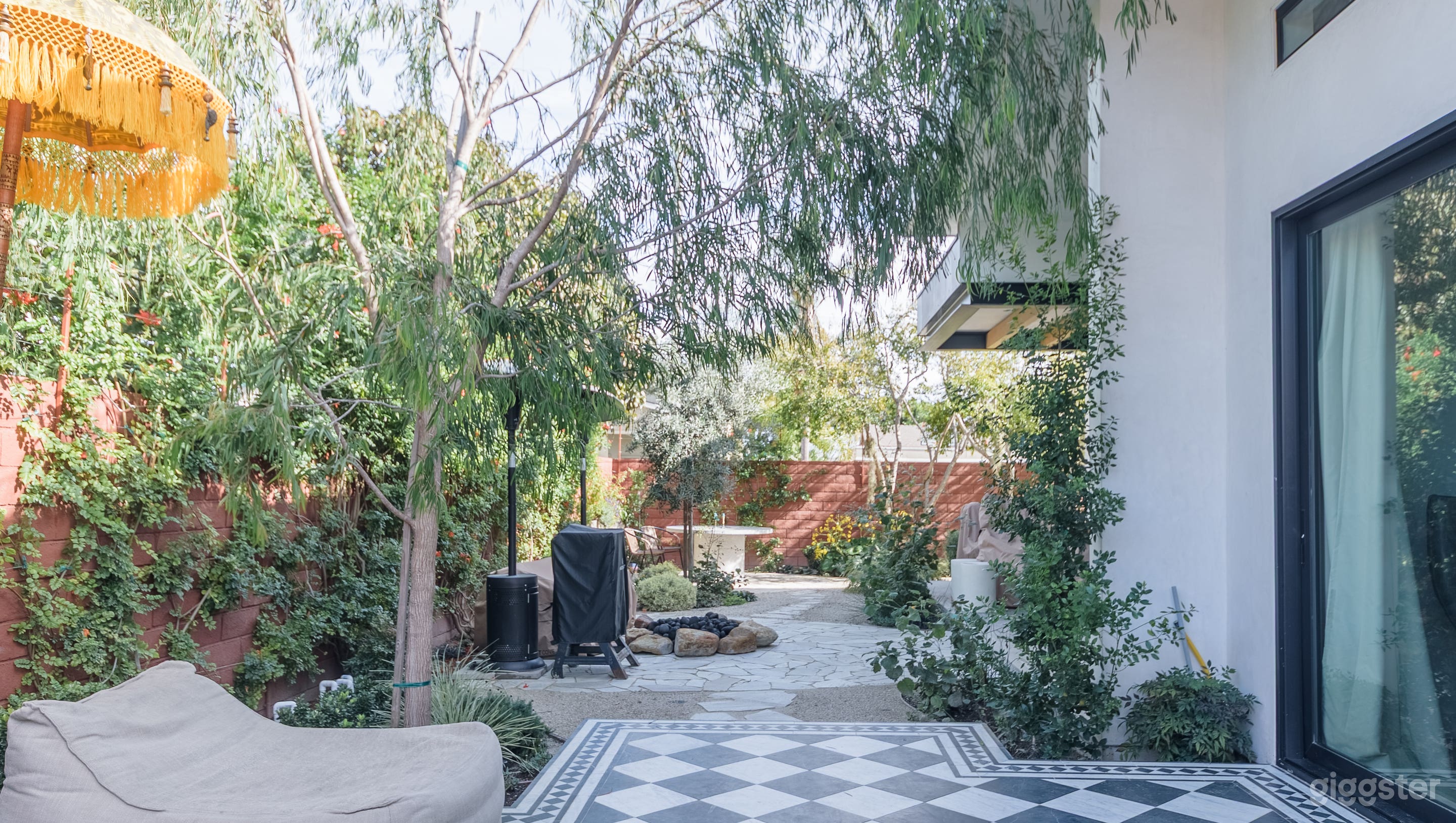 Contemporary and Stylish Backyard Photo 2