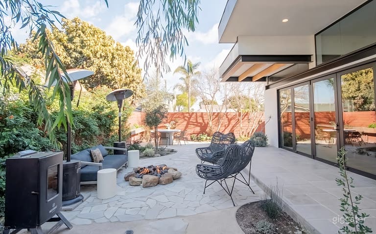  Contemporary and Stylish Backyard 