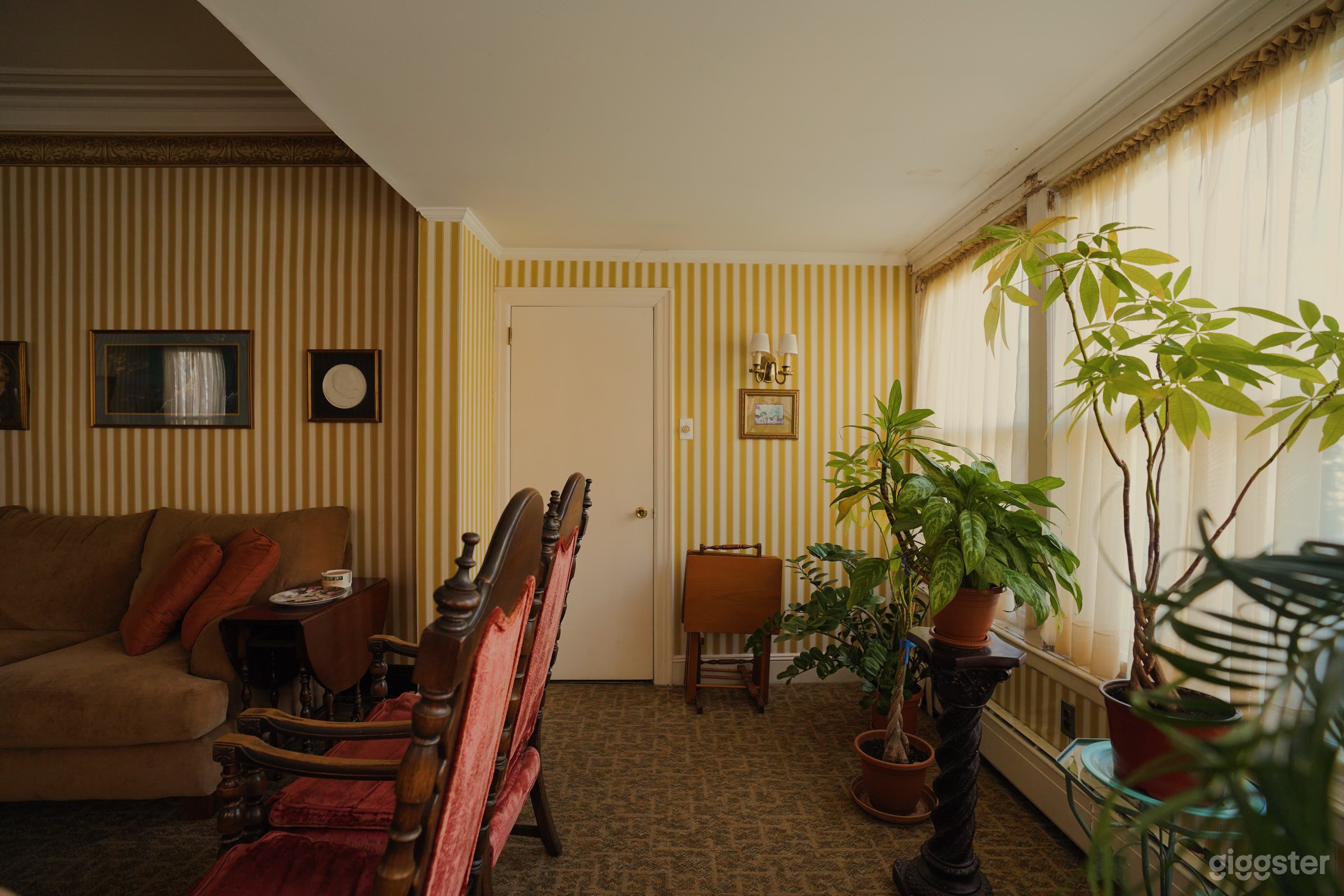 Bright Big Americana House w/ Wallpaper, Offices Photo 2