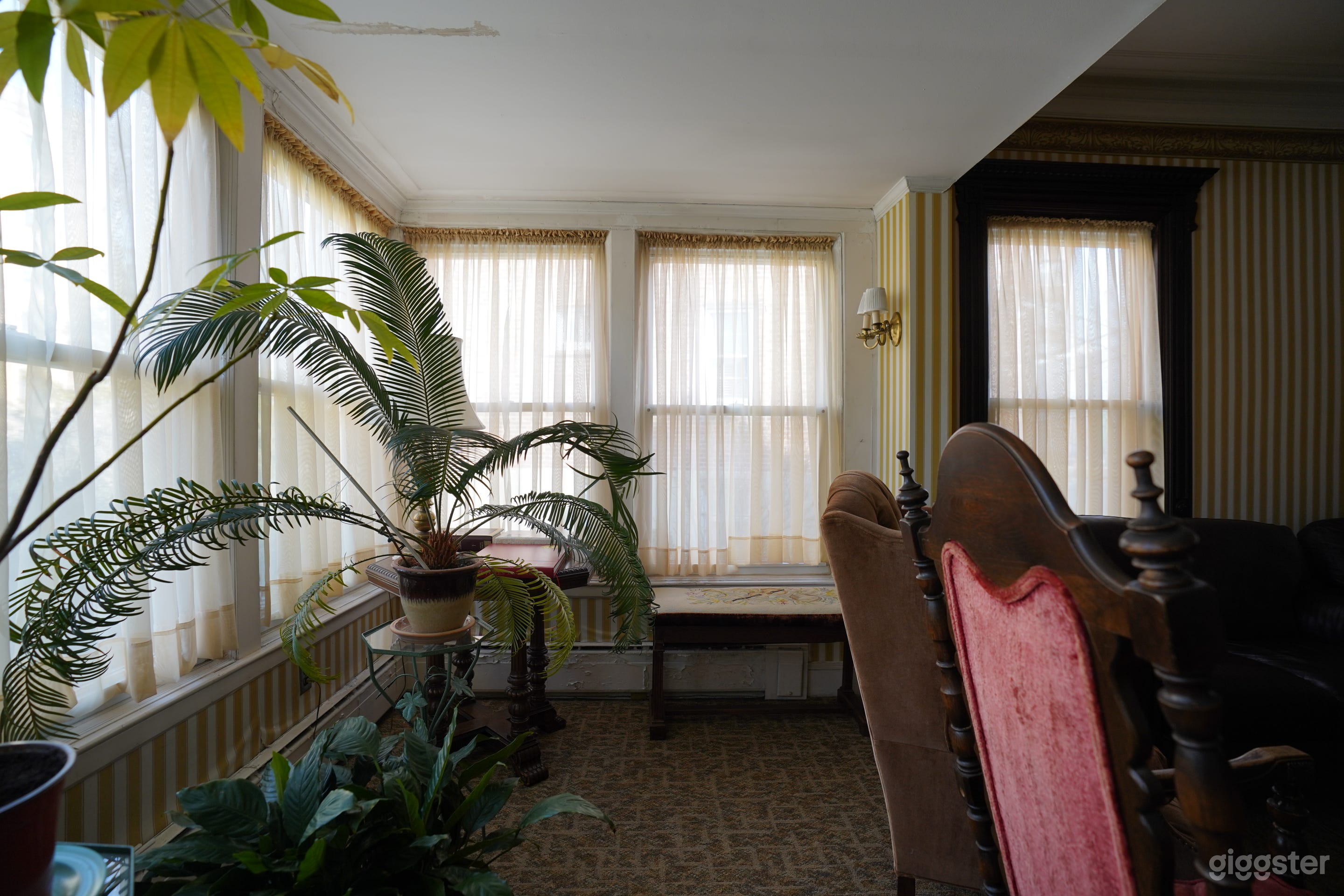 Bright Big Americana House w/ Wallpaper, Offices Photo 3