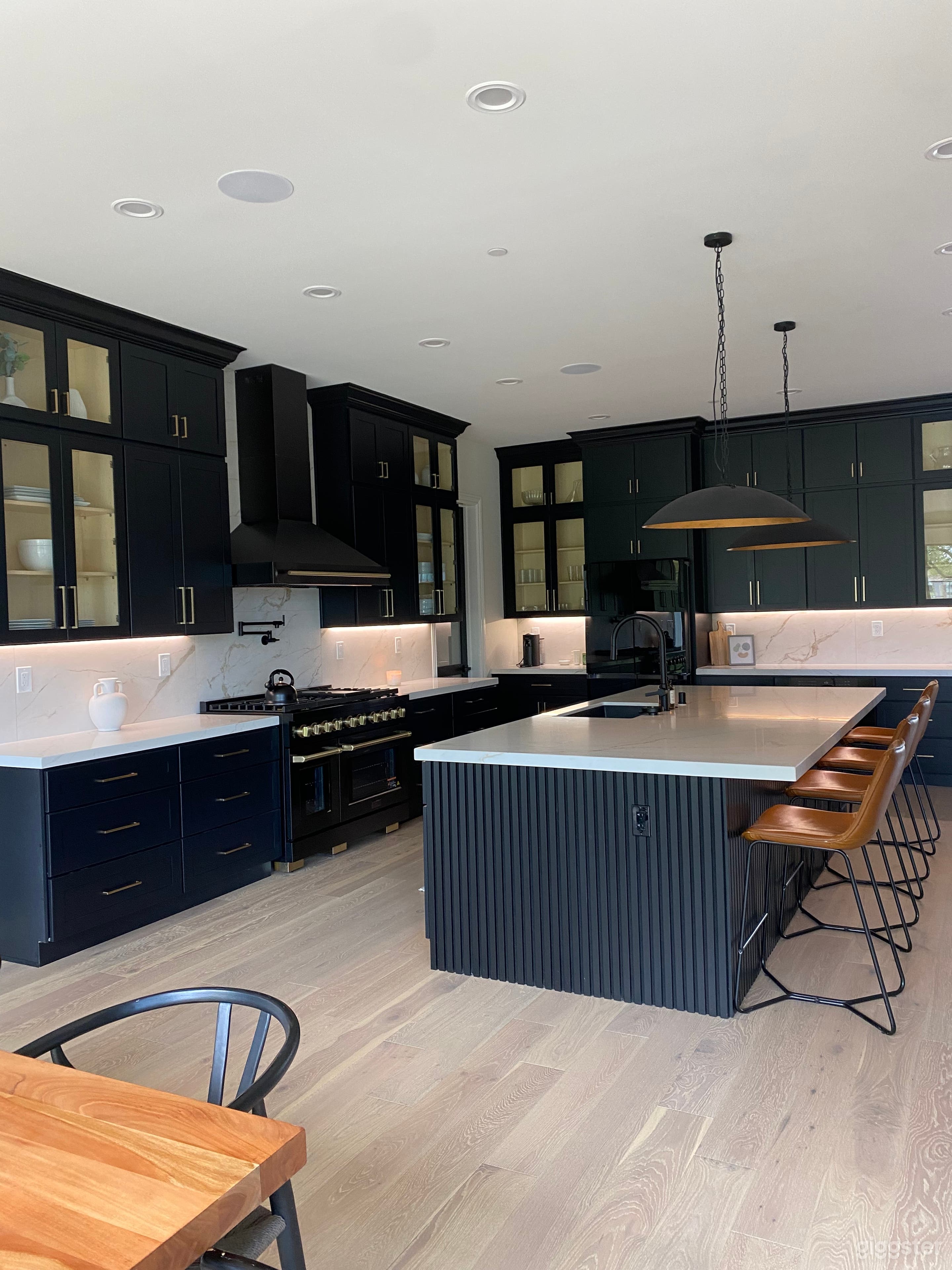 Spacious Craftsman Ideal for Creative Shoots Photo 2