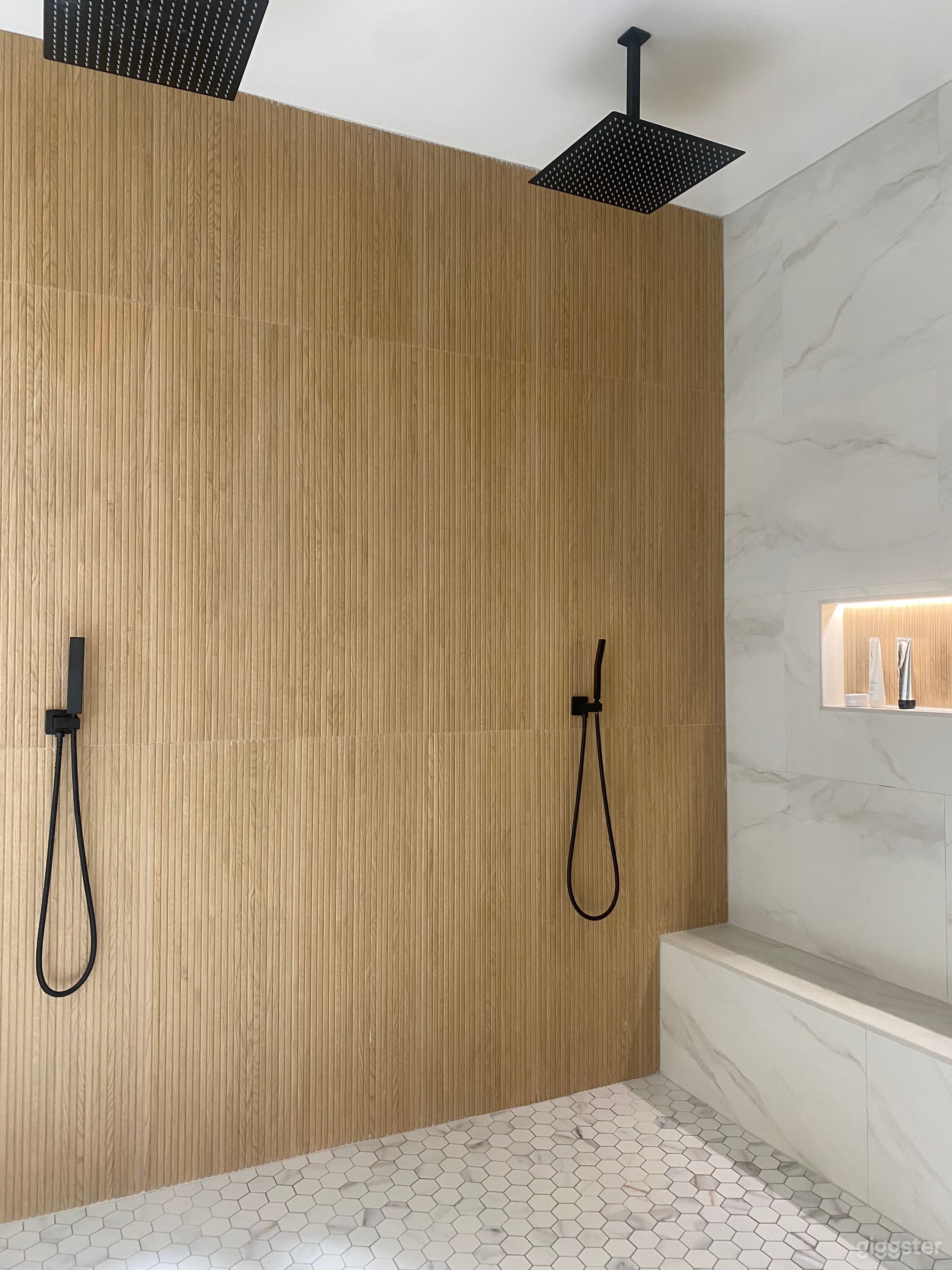 Spacious Craftsman Ideal for Creative Shoots Photo 4