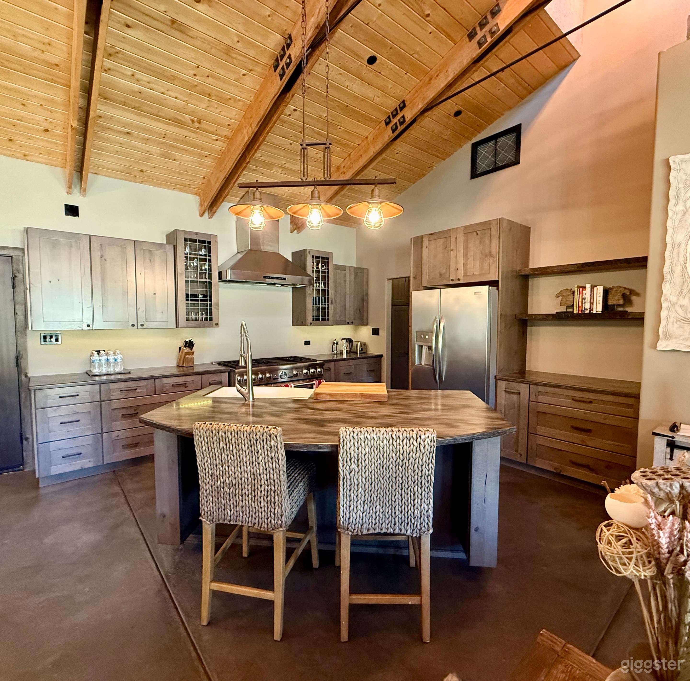 20 acre avocado & mandarin farm. New rustic structures. Photo 3