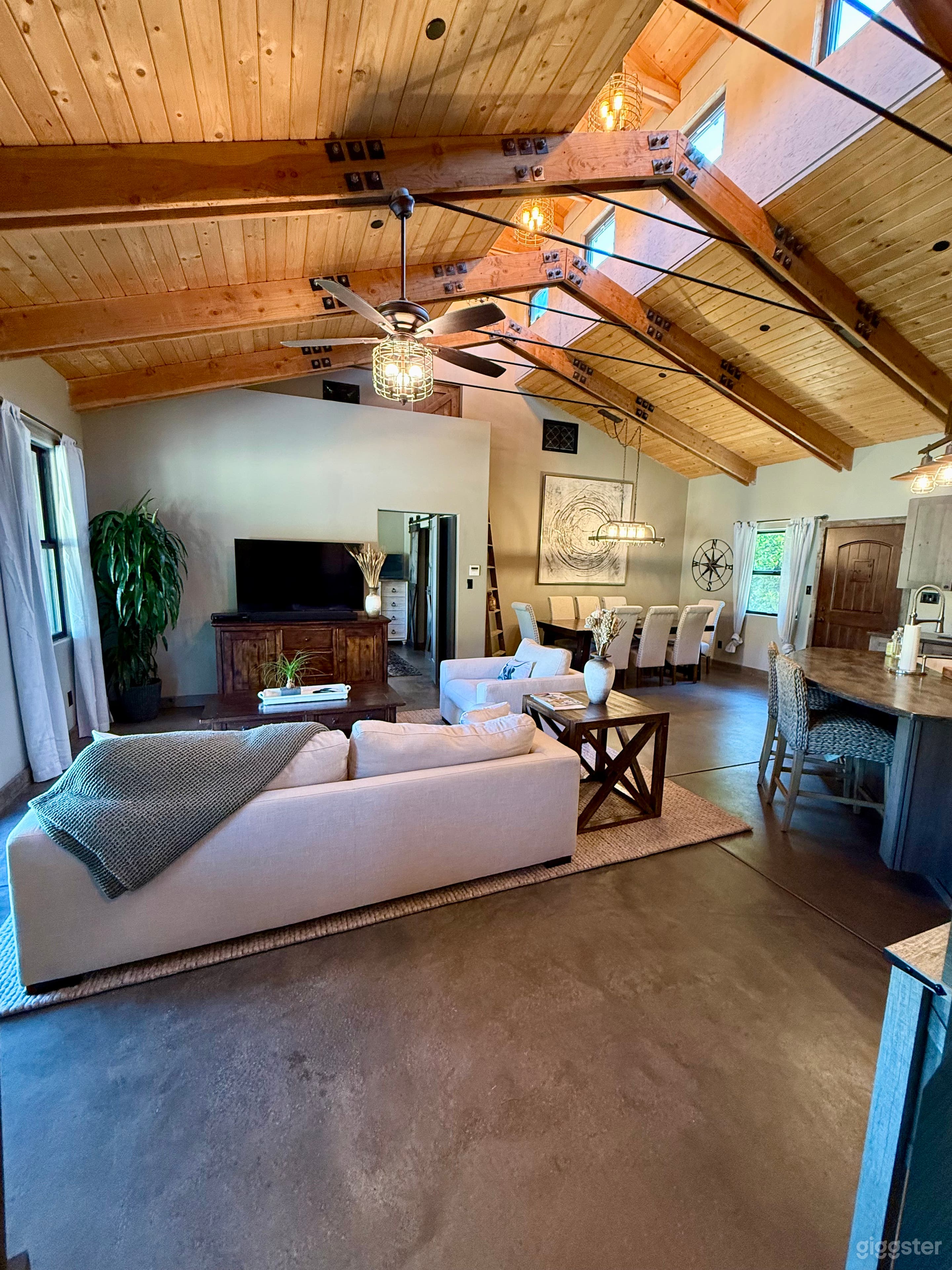 20 acre avocado & mandarin farm. New rustic structures. Photo 4