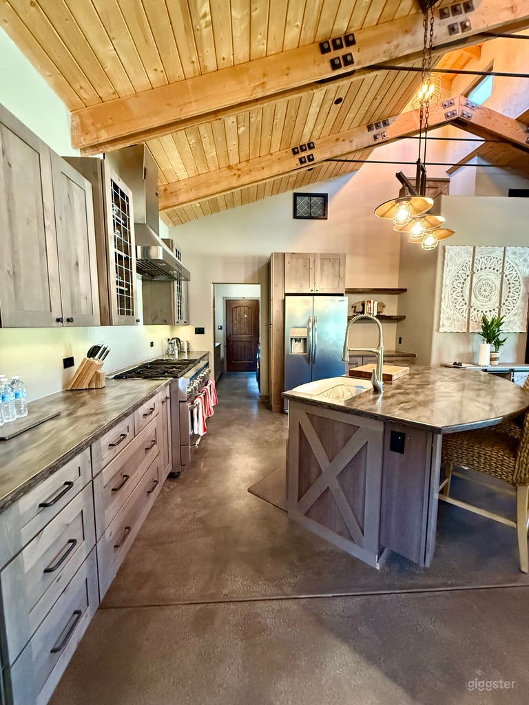  20 acre avocado & mandarin farm. New rustic structures. 