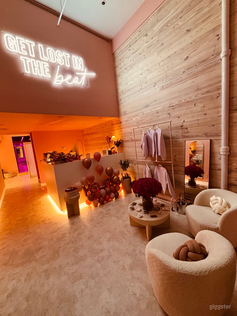  Open Space, 8 Bathrooms, Beautiful High Ceiling Lobby 