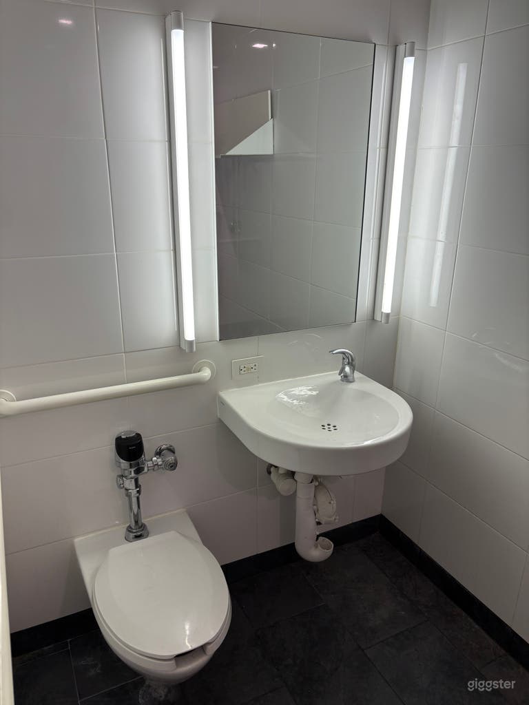  Open Space, 8 Bathrooms, Beautiful High Ceiling Lobby 