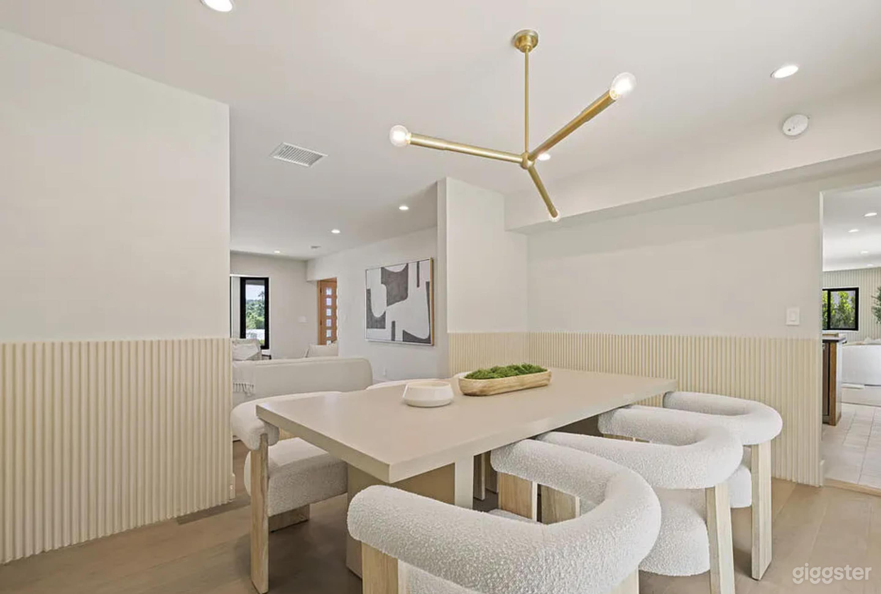 WARM MODERN HIDEAWAY WITH LAYERED LIVING Photo 3