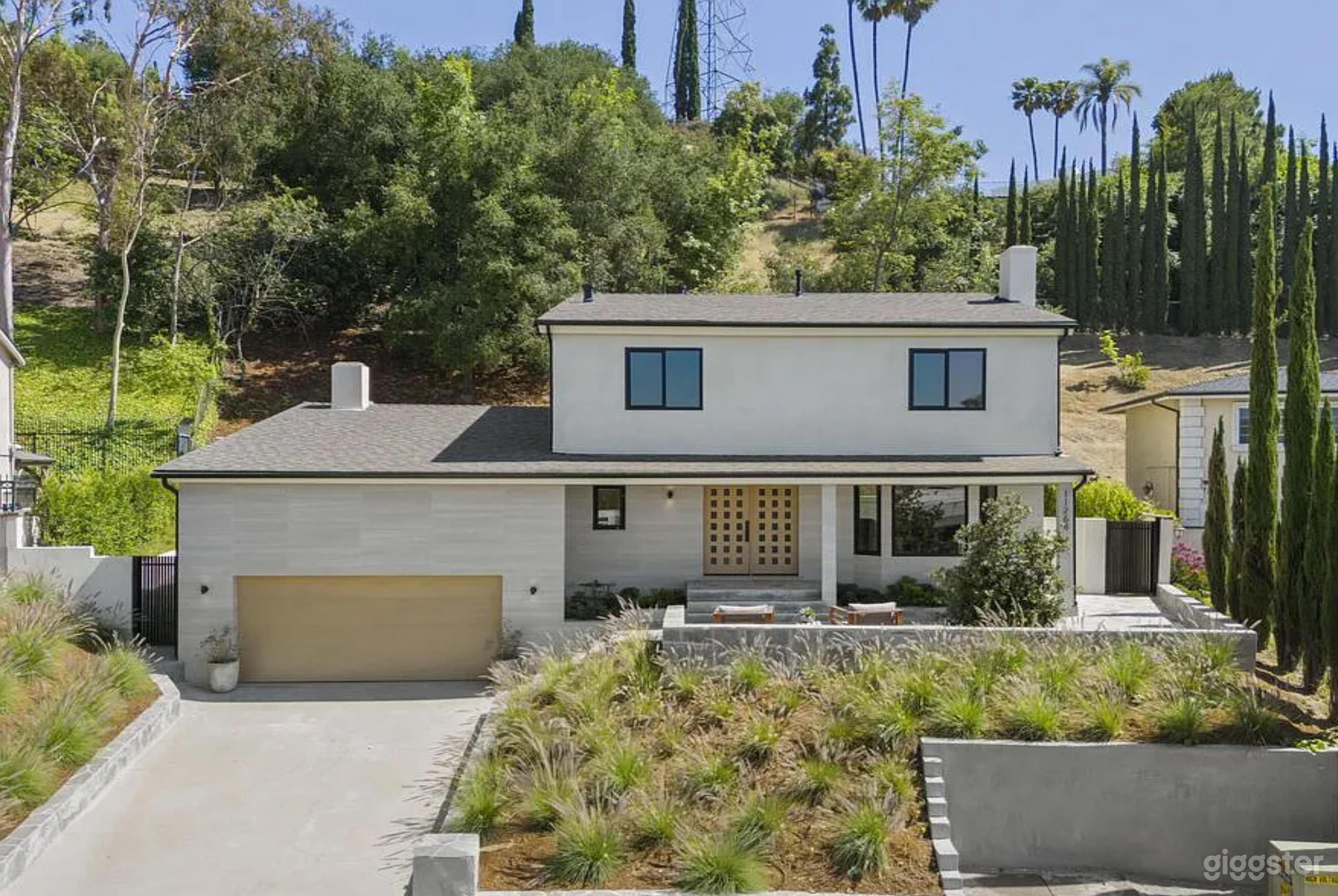 WARM MODERN HIDEAWAY WITH LAYERED LIVING Photo 2