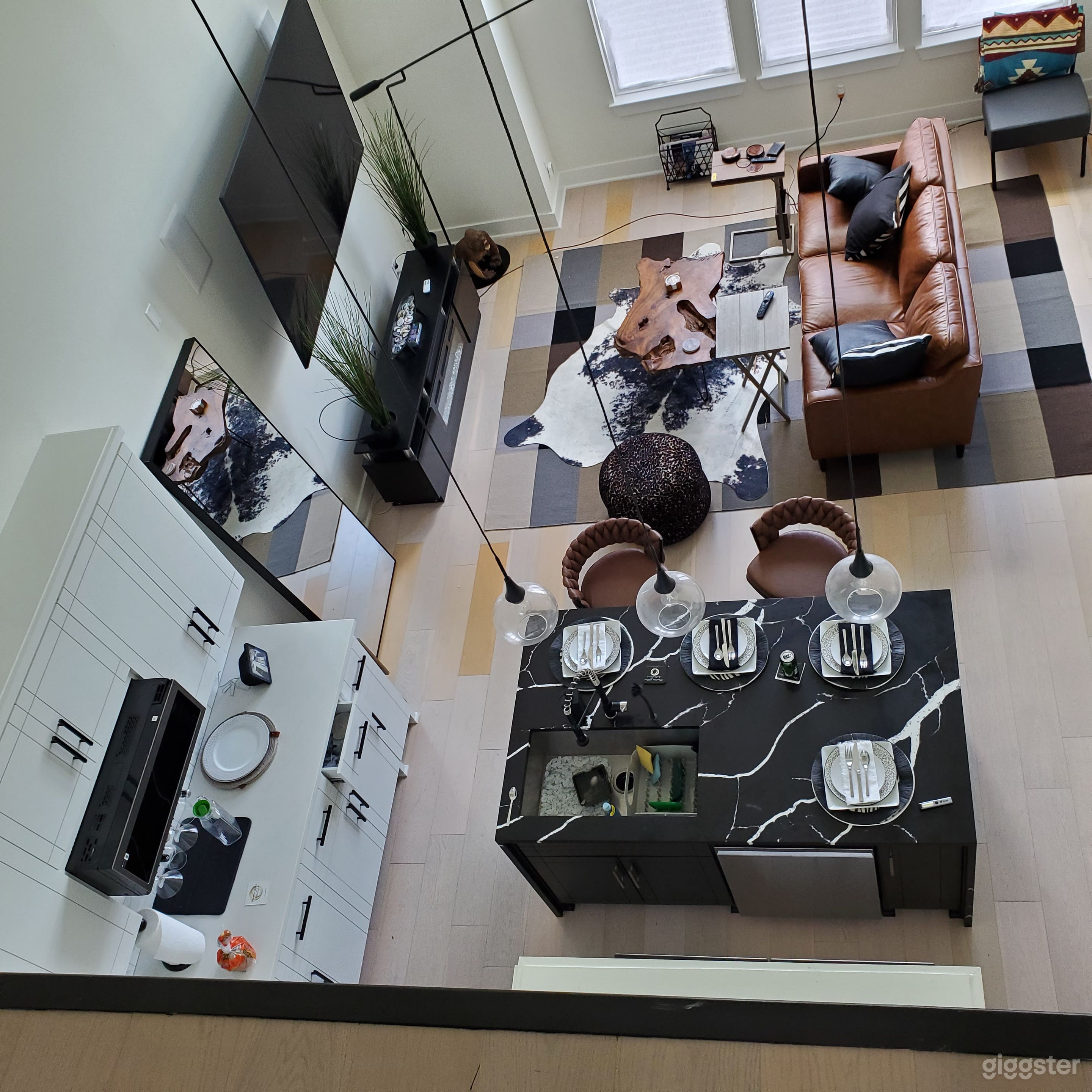 Modern Contemporary Space with Wet Bar and Rooftop Photo 2