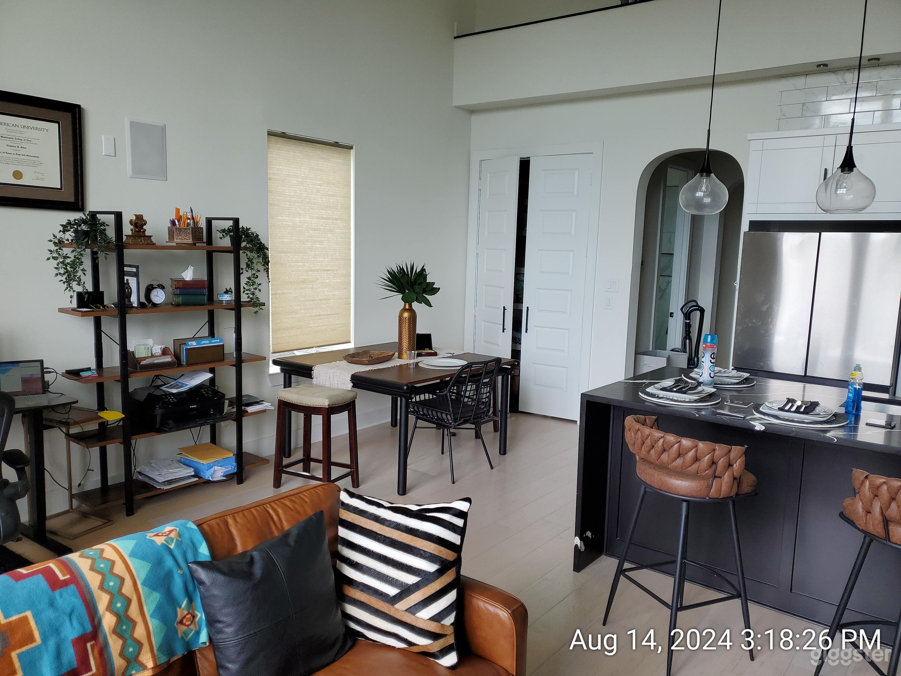 Modern Contemporary Space with Wet Bar and Rooftop Photo 4