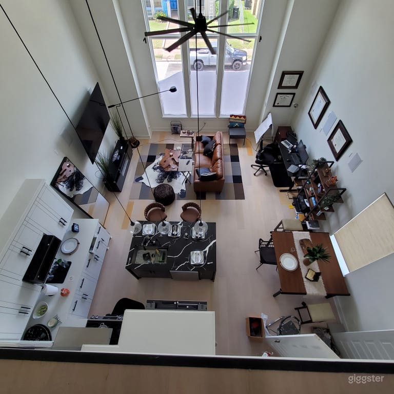  Modern Contemporary Space with Wet Bar and Rooftop 