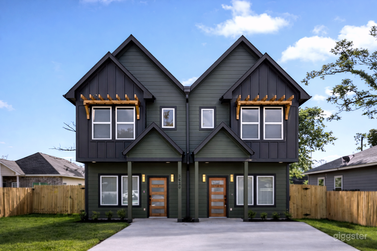  Modern Houston Townhome•Fireplace Wall•Open Layout 